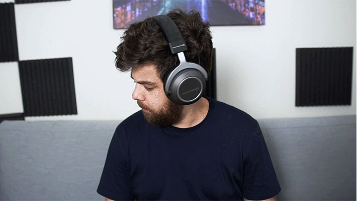 Beyer-Amiron Showing the Beyerdynamic Amiron Wireless falling off after shaking my head.