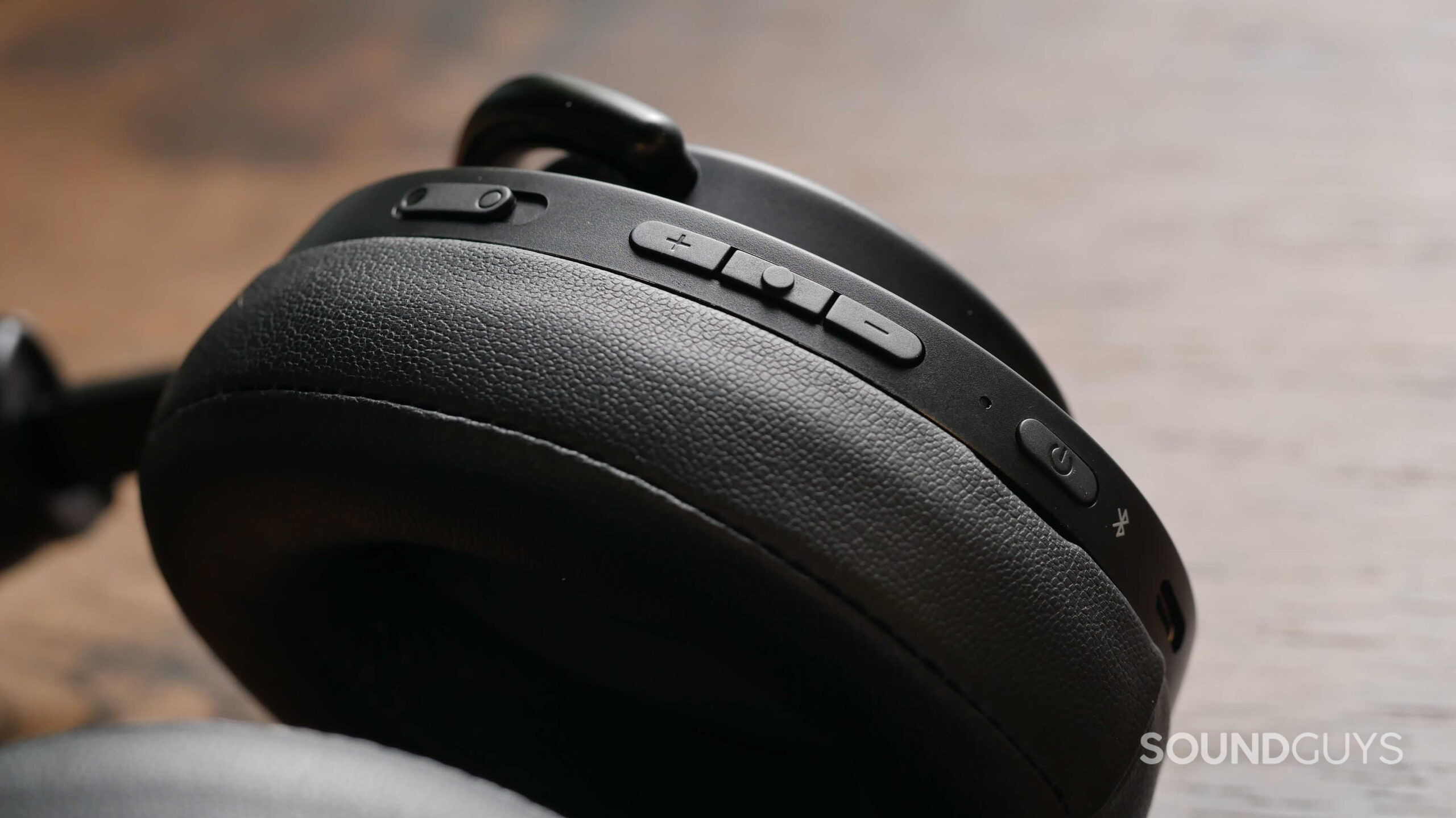 shure aonic 50 gen 2 controls.jpg The control cluster of the Shure AONIC 50 (Gen 2)