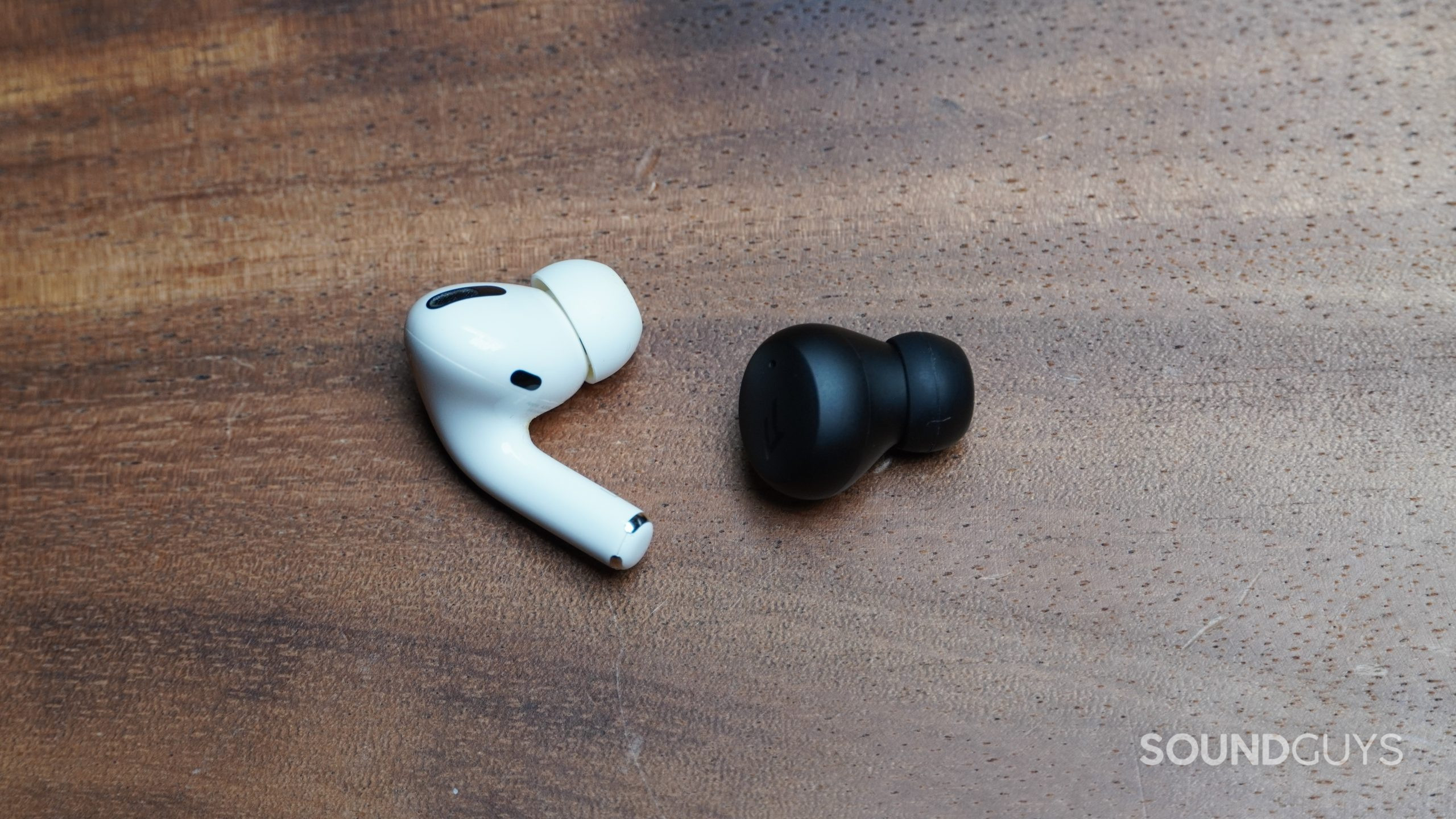 1MORE Comfobuds Mini next to AirPods Pro earbud 1MORE ComfoBuds Mini next to Apple AirPods Pro earbud