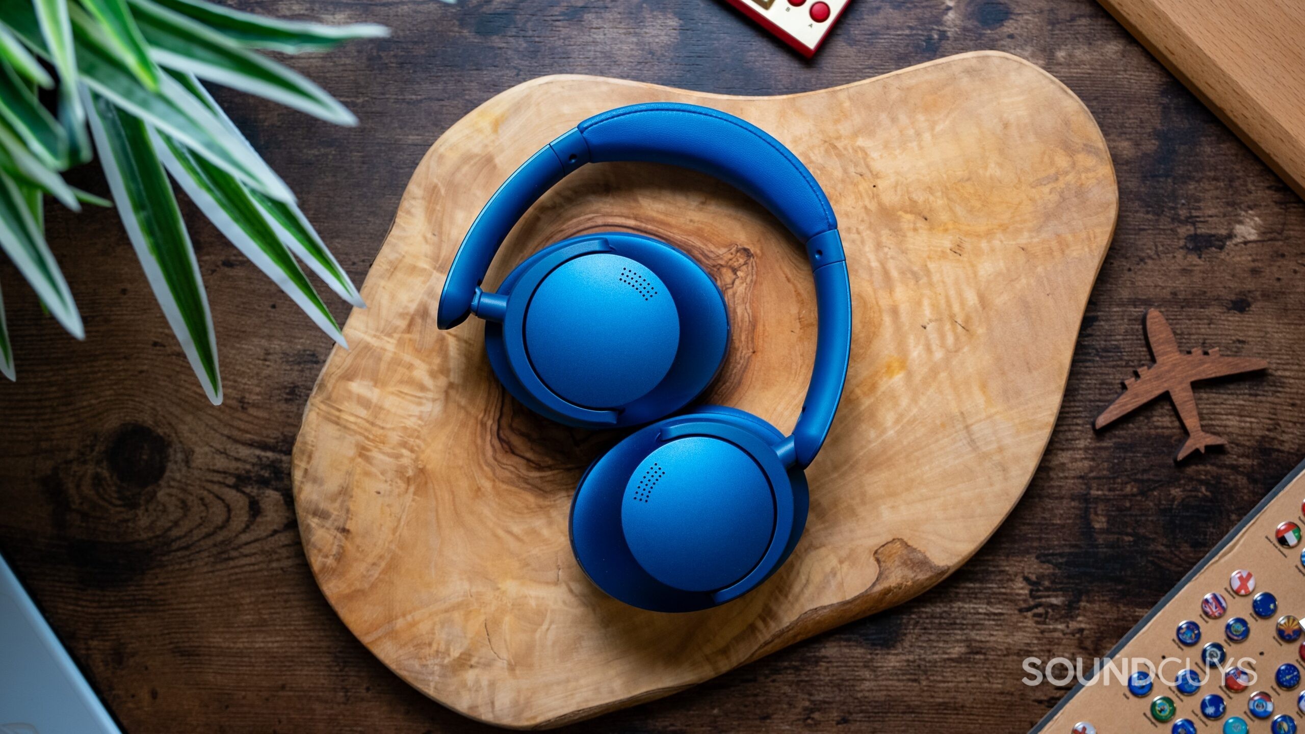1MORE SonoFlow Headphones Featured Image #4 Top view of SonoFlow headphones slightly folded up