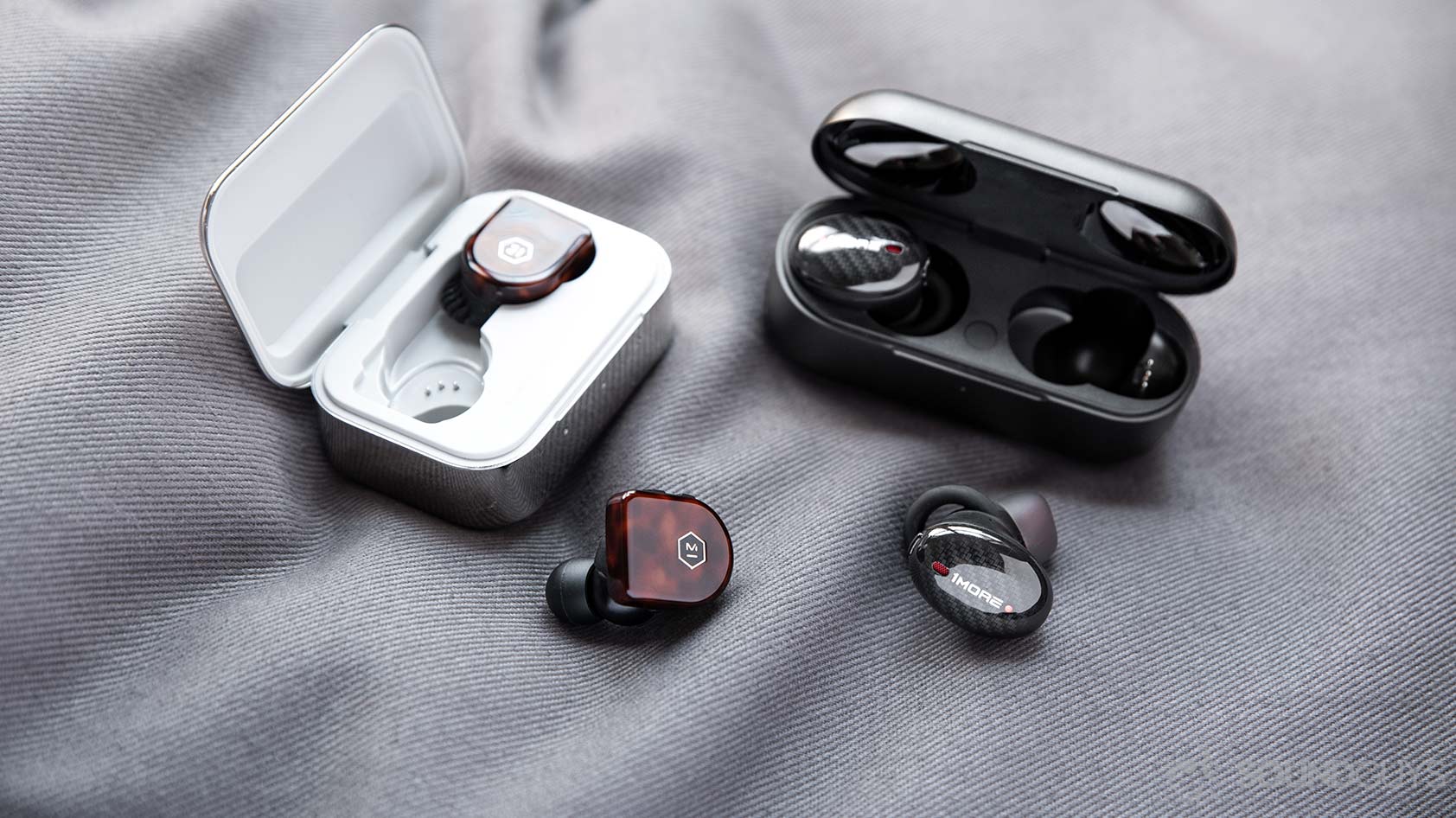 1More True Wireless ANC-master dynamic MW07 Plus earbuds comparison A picture of the 1More True Wireless ANC and Master & Dynamic MW07 noise canceling true wireless earphones and their respective charging cases.