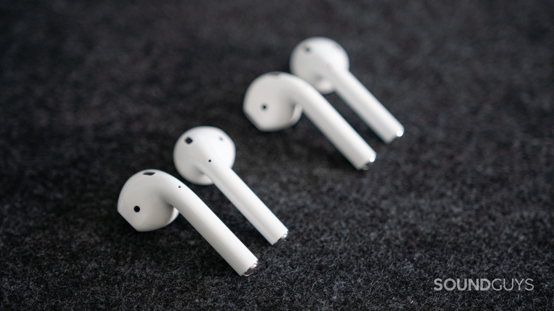 Airpods 2-1 The old and new Apple AirPods (2019) next to each other.
