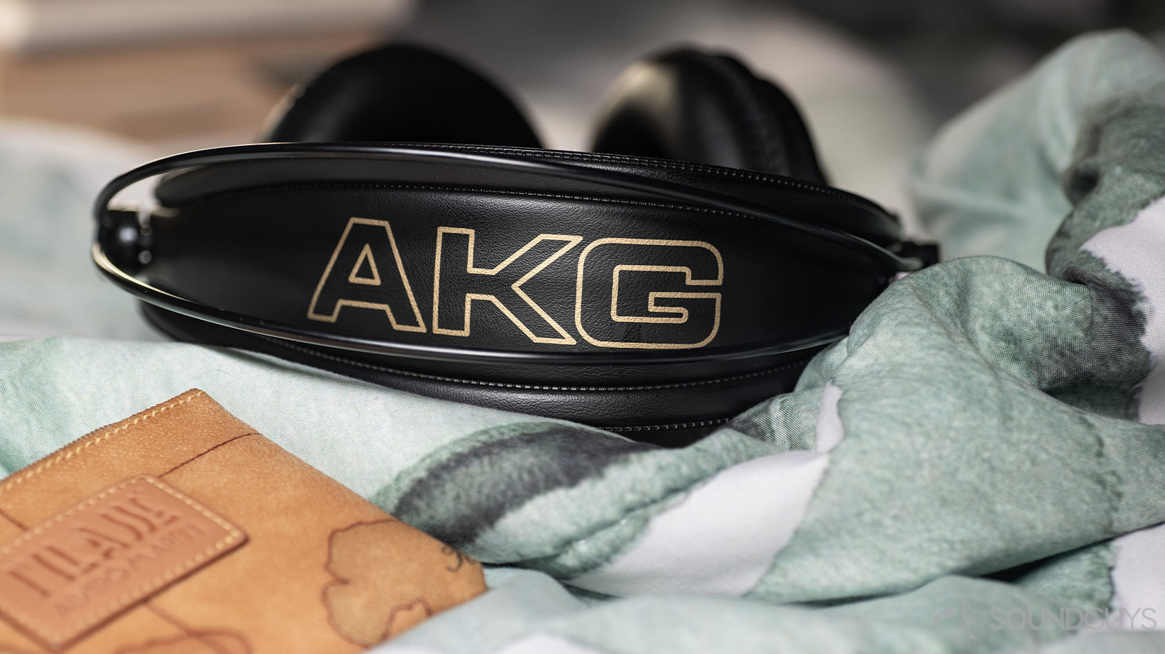 AKG K240-open headphones headband suspension A photo of the AKG K240 Studio semi-open headphones' headband suspension mechanism.