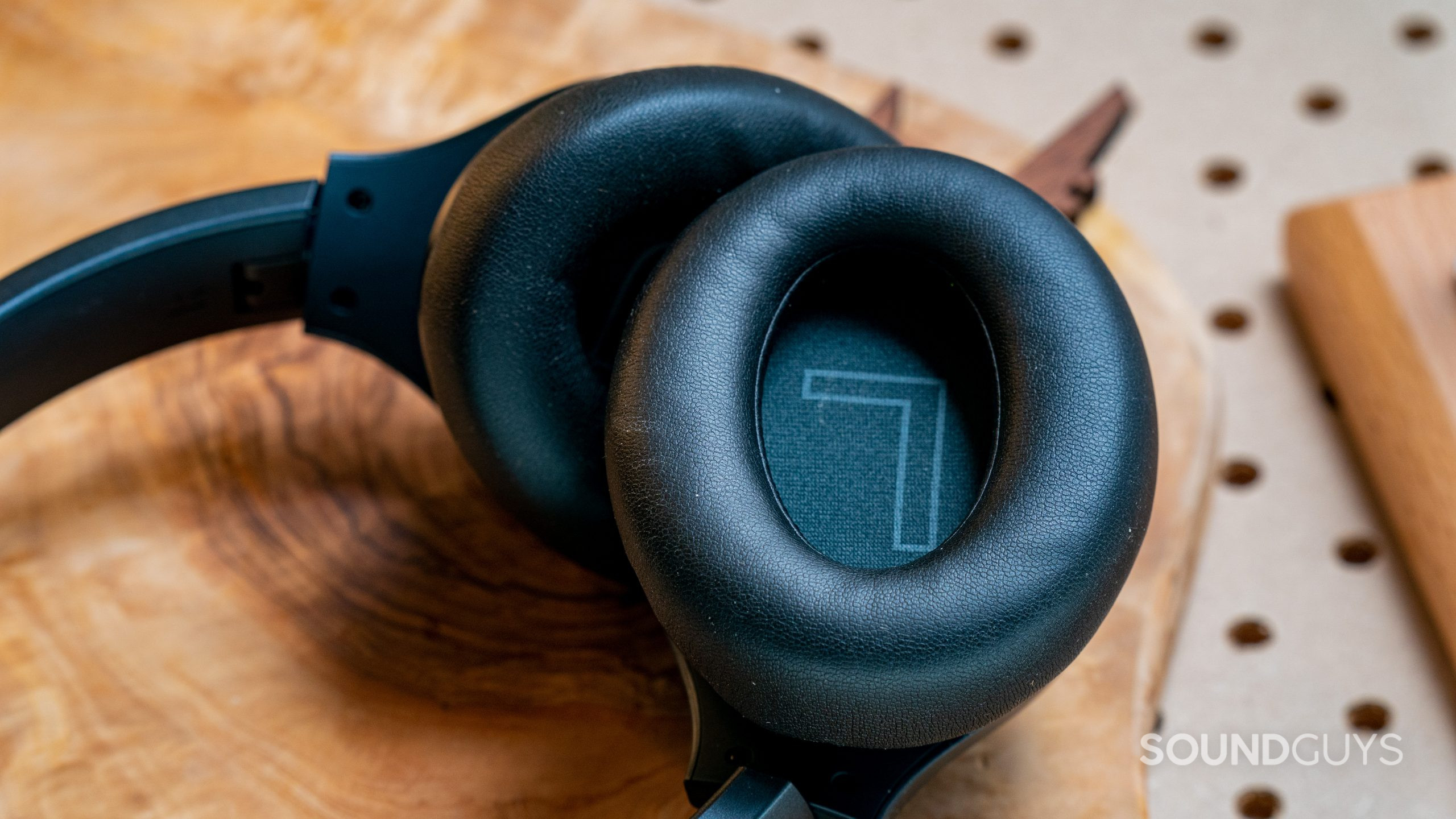 Anker Soundcore Life Q20 ear pads The Anker Soundcore Life Q20 wireless noise canceling headphones ear pads with the left and right headphone labelled.