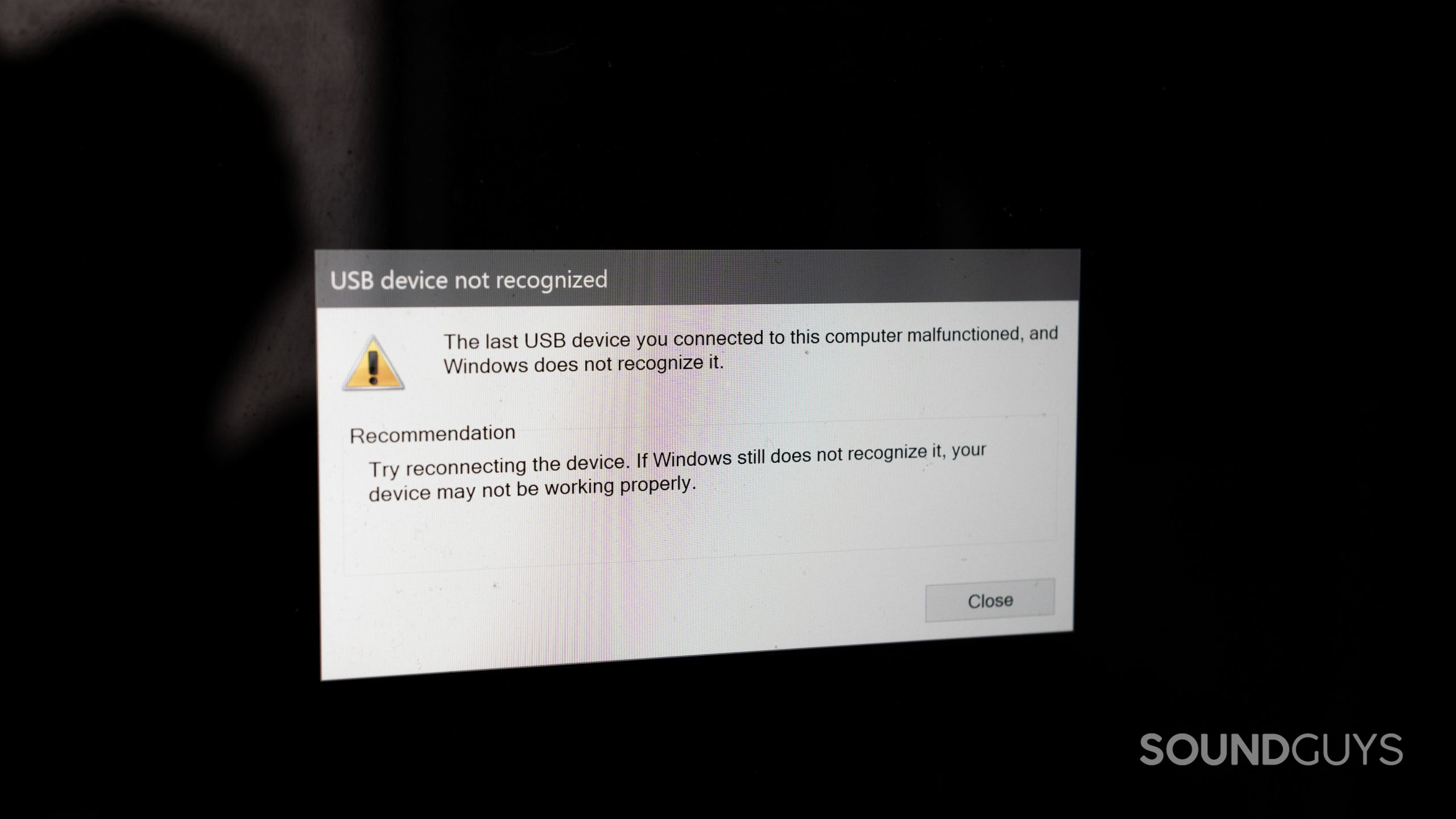 Apple AirPods Max error message Error message on a Windows computer when trying to plug in the AirPods Max with a USB-C cable.