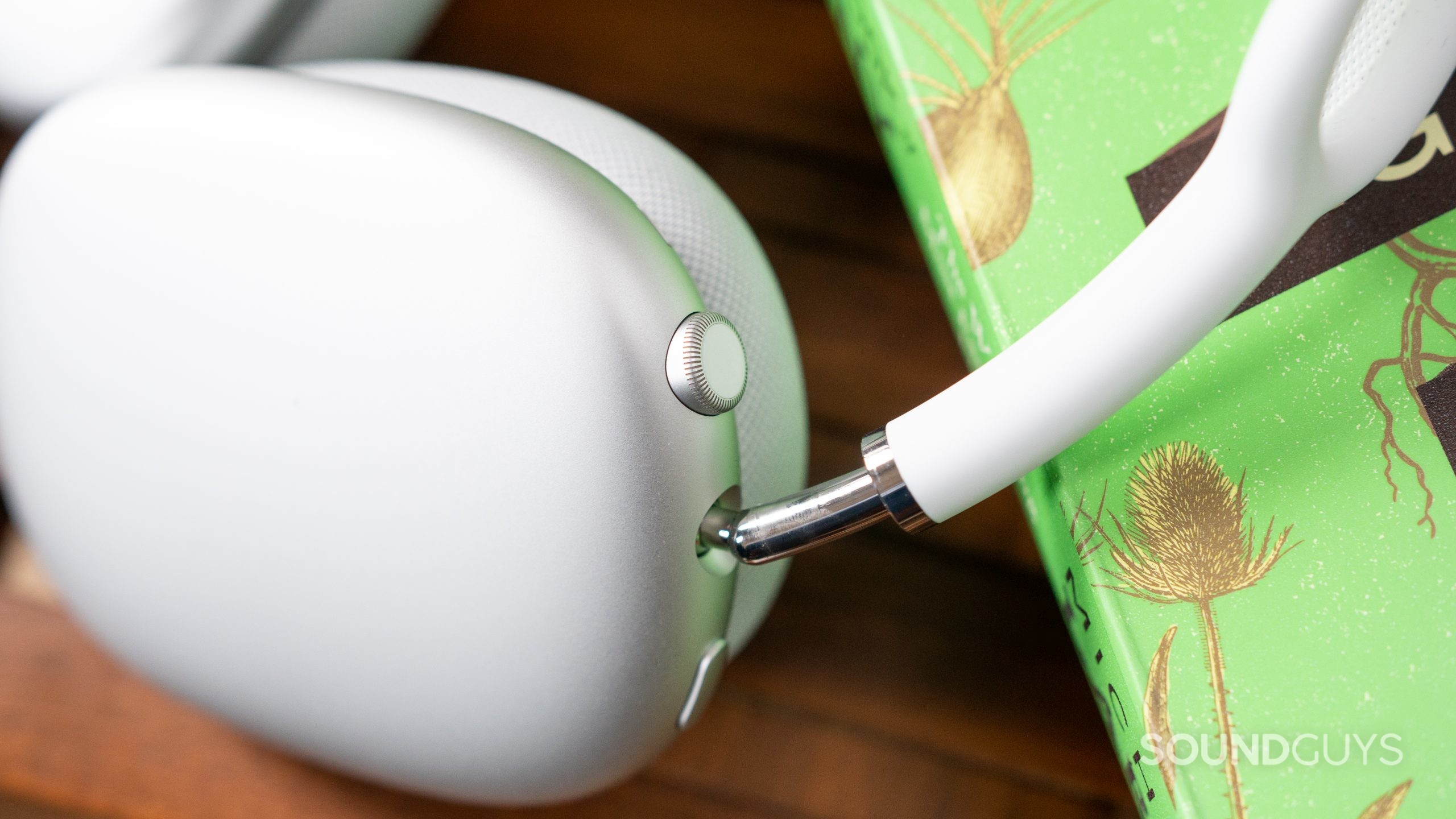 Apple AirPods Max buttons. Close-up of the digital crown and button on top fo the right ear cup of the Apple AirPods Max.