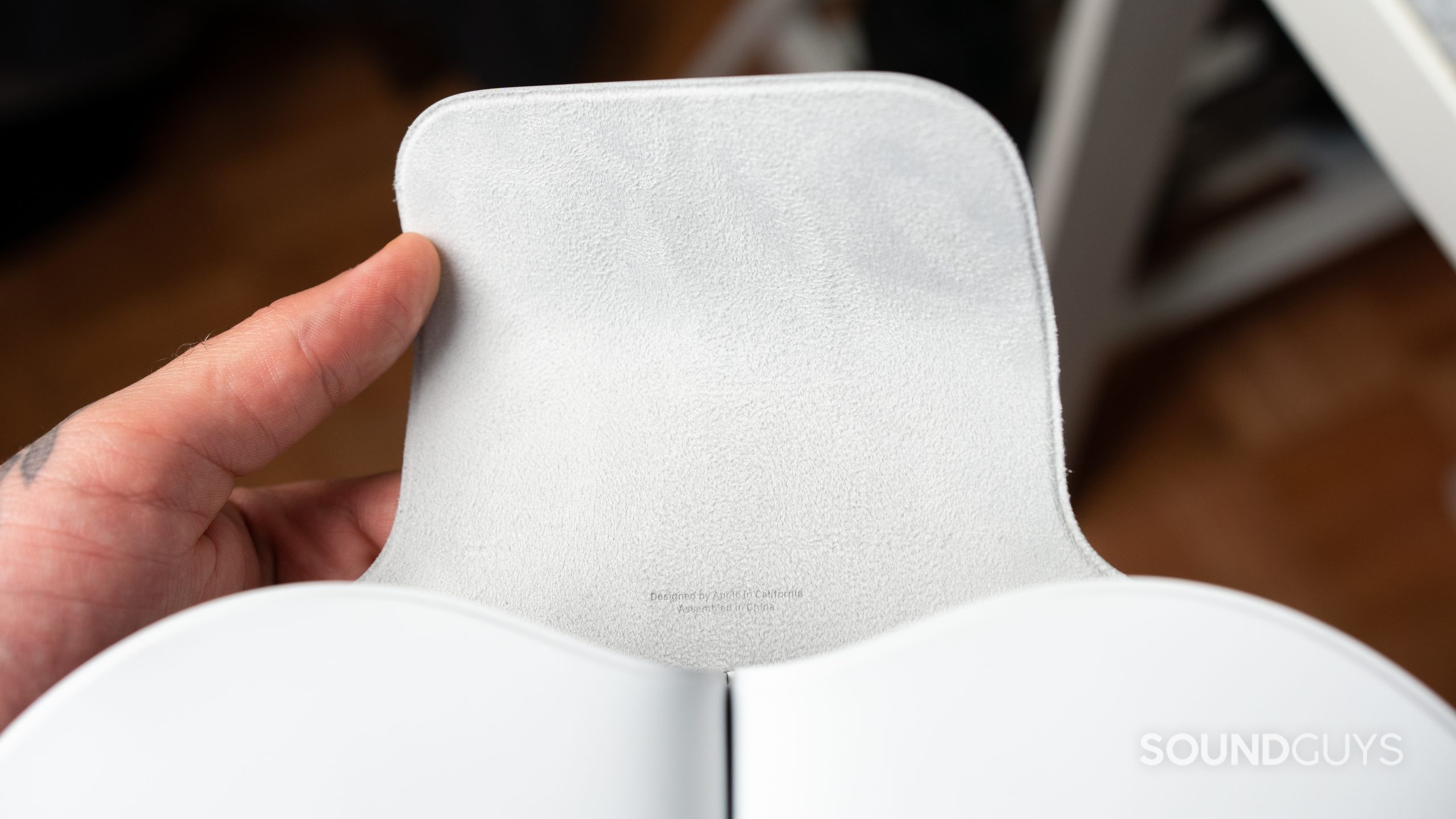 Apple AirPods Max-dumb smart case Man holding the smart case for the Apple AirPods Max.
