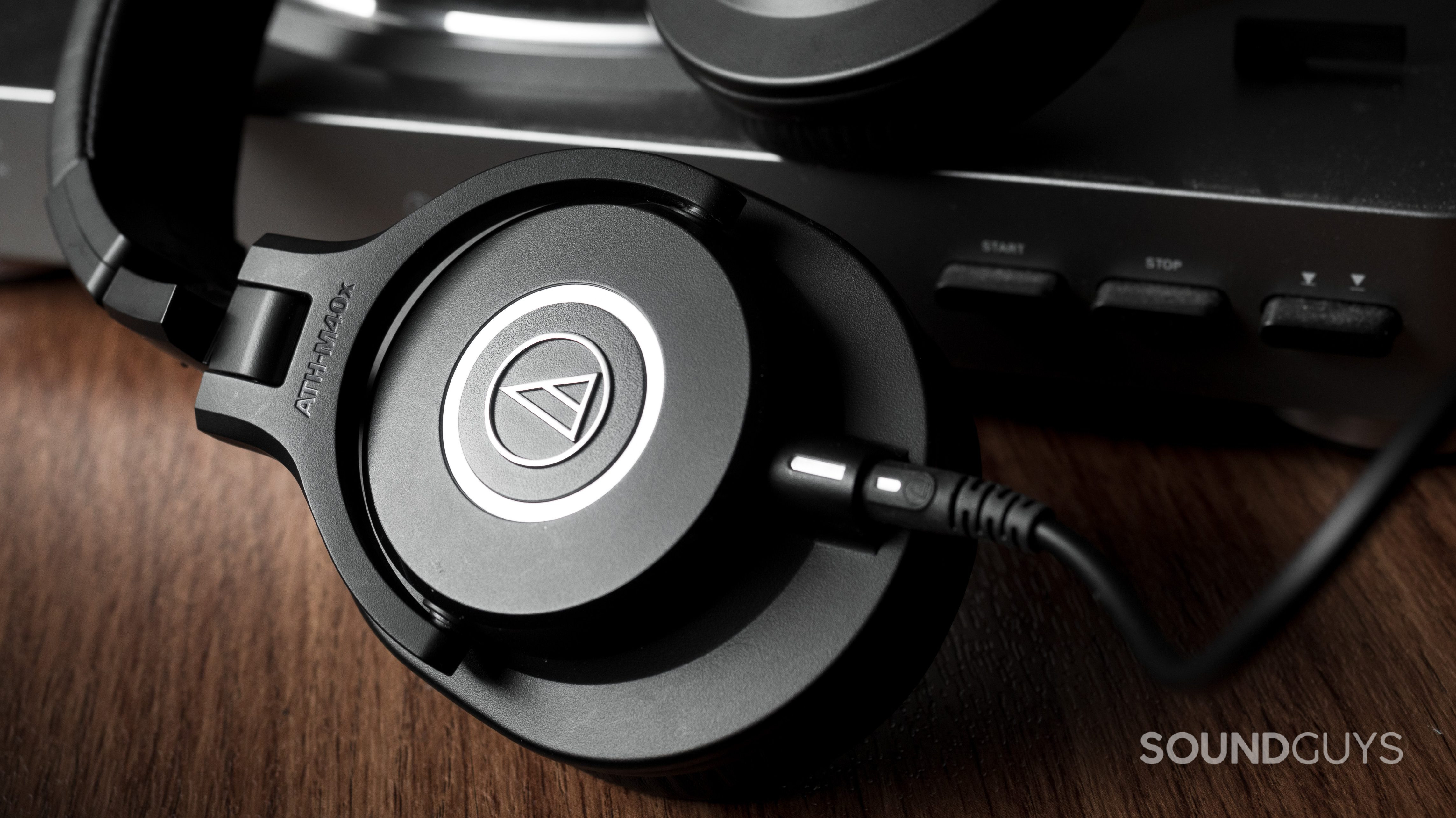Audio-Technica_ATH-M40x_LK_1_no watermark The Audio-Technica ATH-M40x on Audio-Technica record player