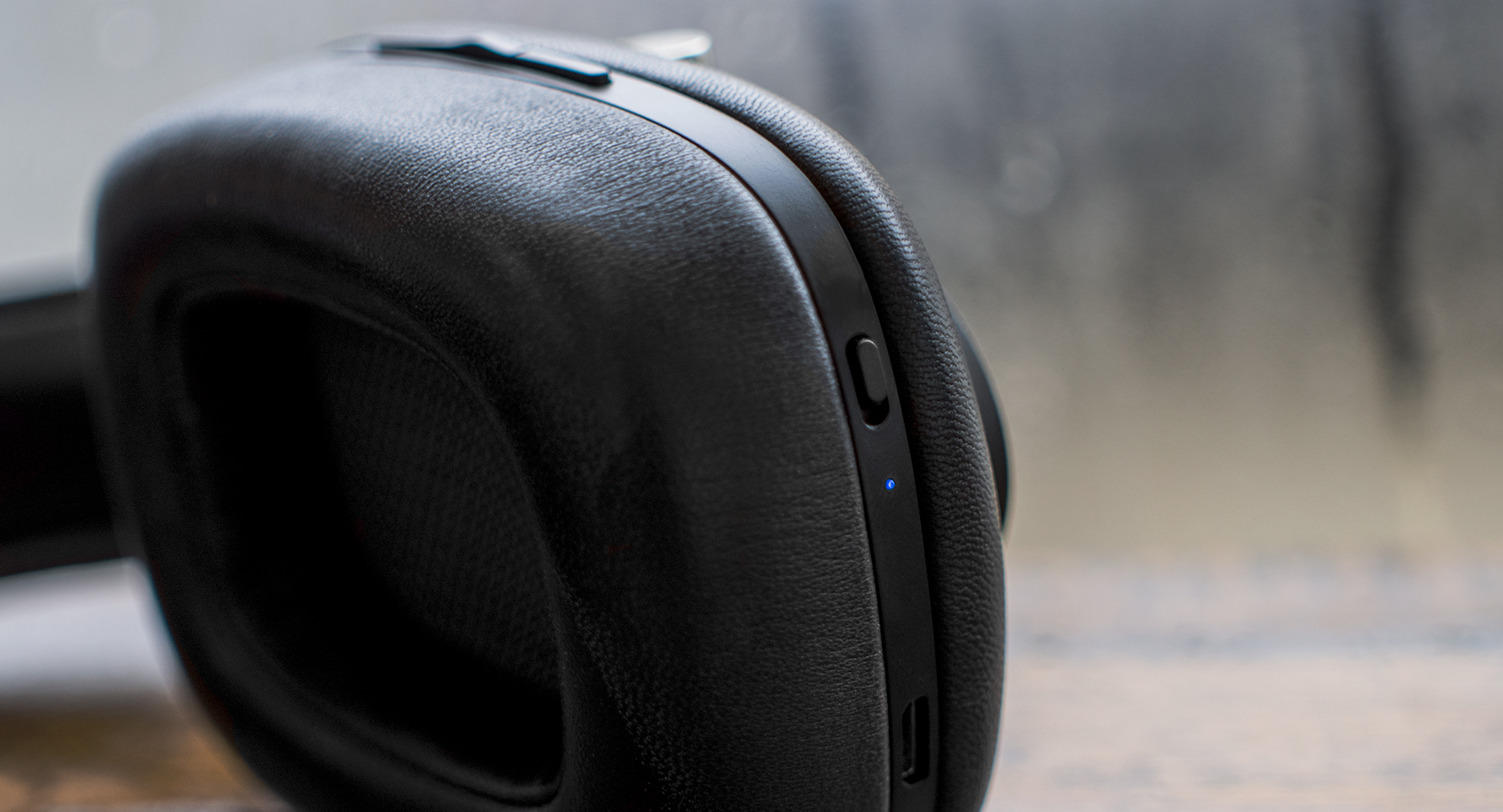 b-and-w-p7-wireless-bluetooth A photo of the Bowers & Wilkins P7 Wireless and its Bluetooth toggle switch.