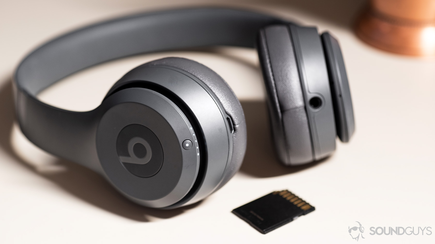 Beats Solo3 Wireless-on ear headphones battery led aux input The Beats Solo3 Wirless headphones battery LEDs lit up.