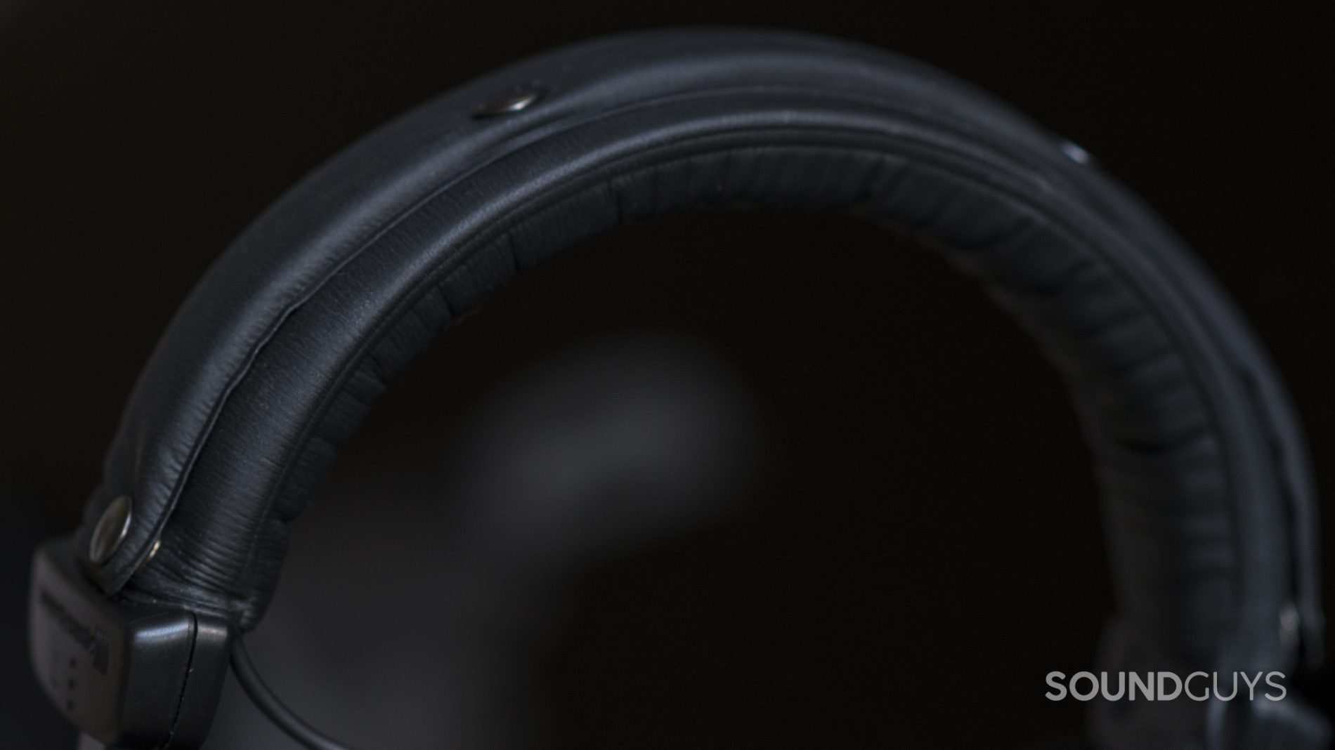 best-headphones-under-200-beyerdynamic-dt770-pro-band The band of the The Beyerdynamic DT 770 PRO.