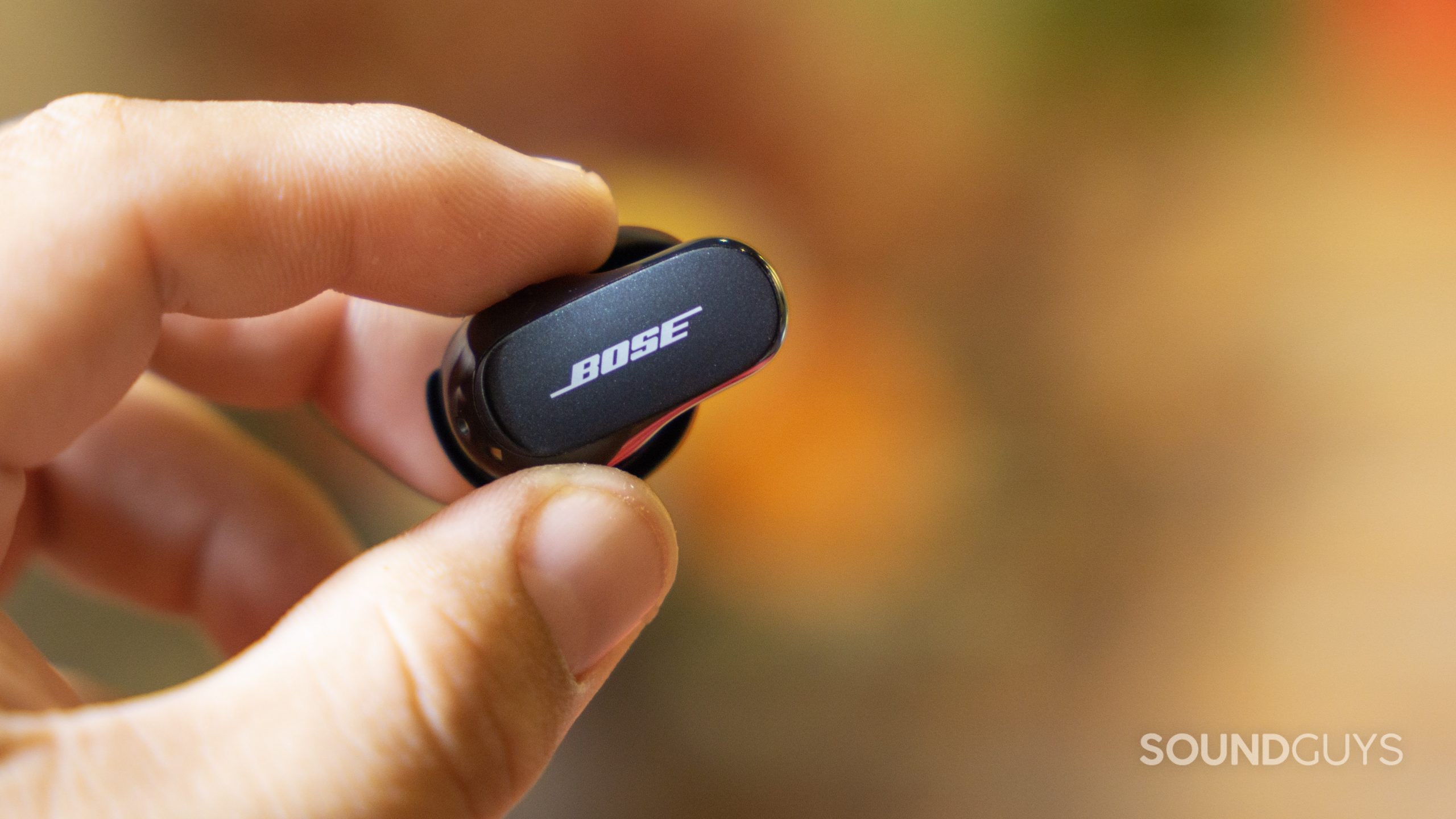 bose-quietcomfort-earbuds-ii-bud-hold A hand holds the Bose QuietComfort Earbuds II.