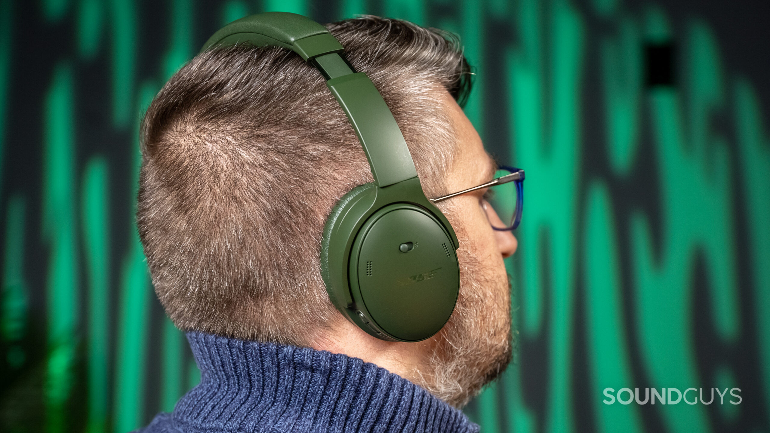 bose-quietcomfort-headphones-person-wearing-behind-profile