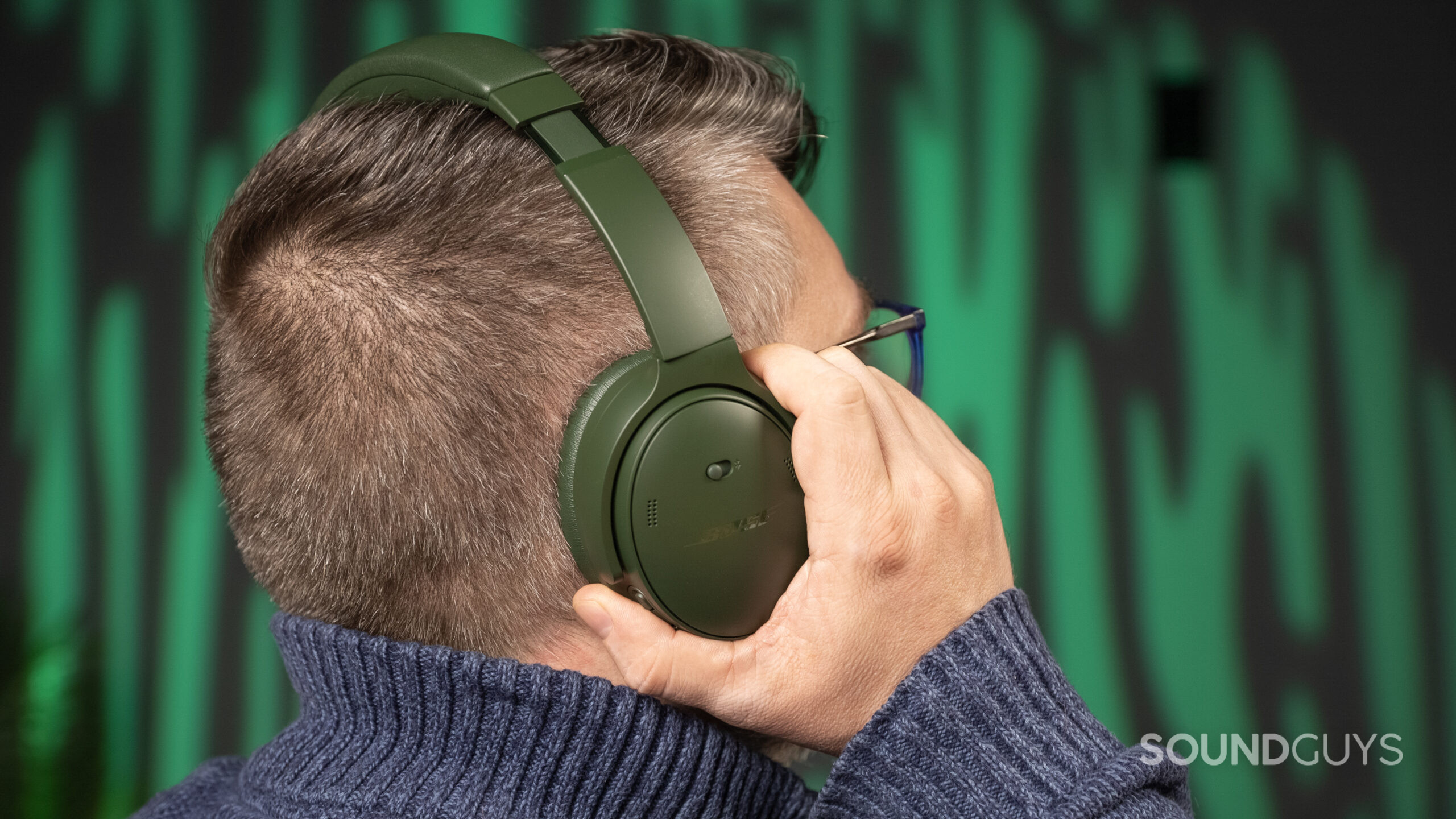 bose-quietcomfort-headphones-putting-on-head A man wears the Bose QuietComfort Headphones.