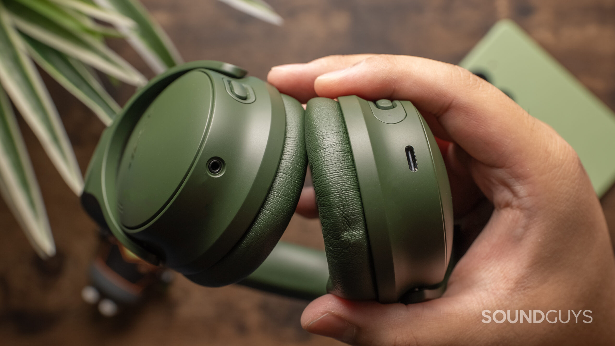 bose-quietcomfort-headphones-usb-c-charging-port-headphone-jack The connection ports and buttons of the Bose QuietComfort Headphones.