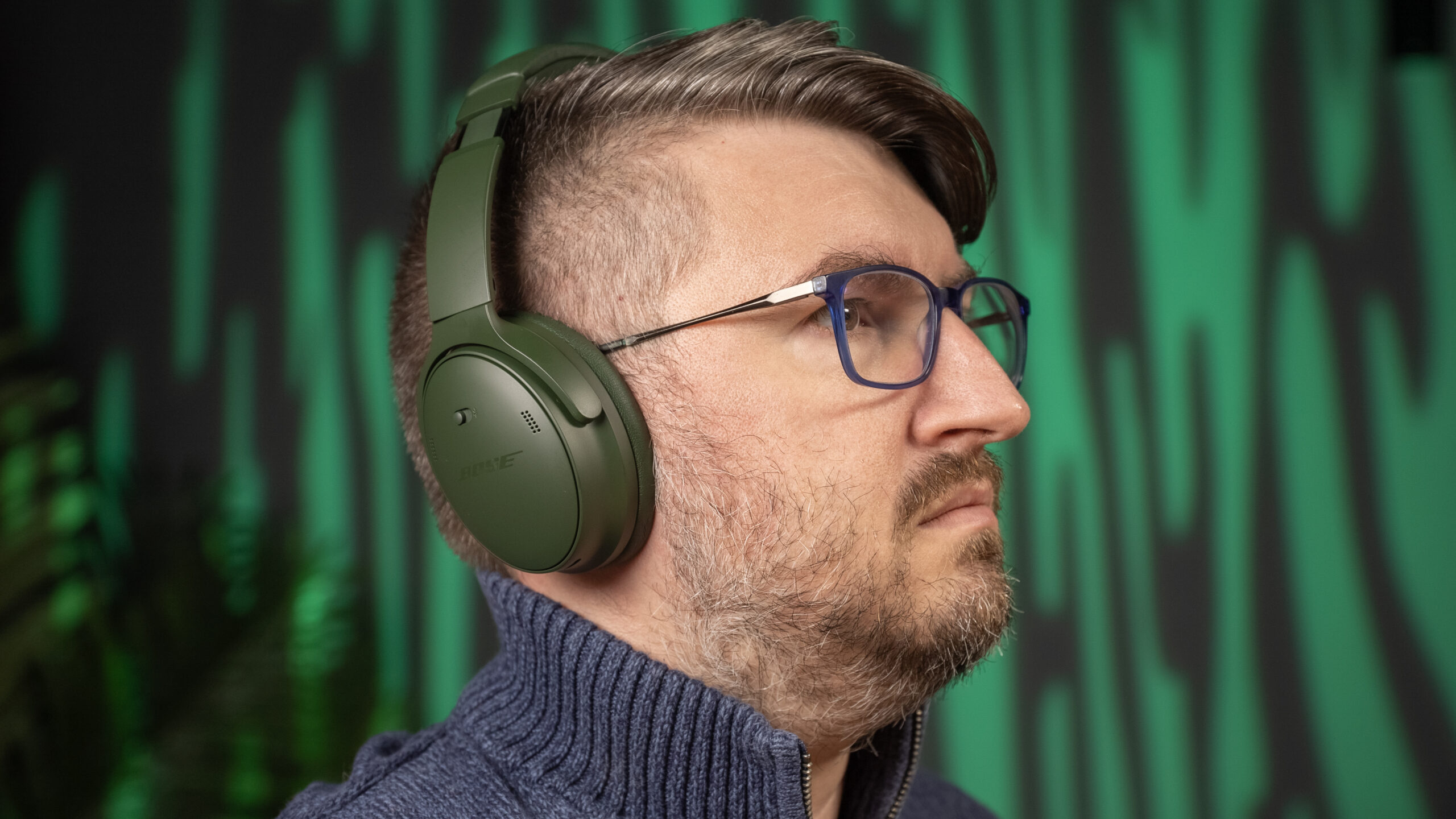bose-quietcomfort-headphones-wearing-profile