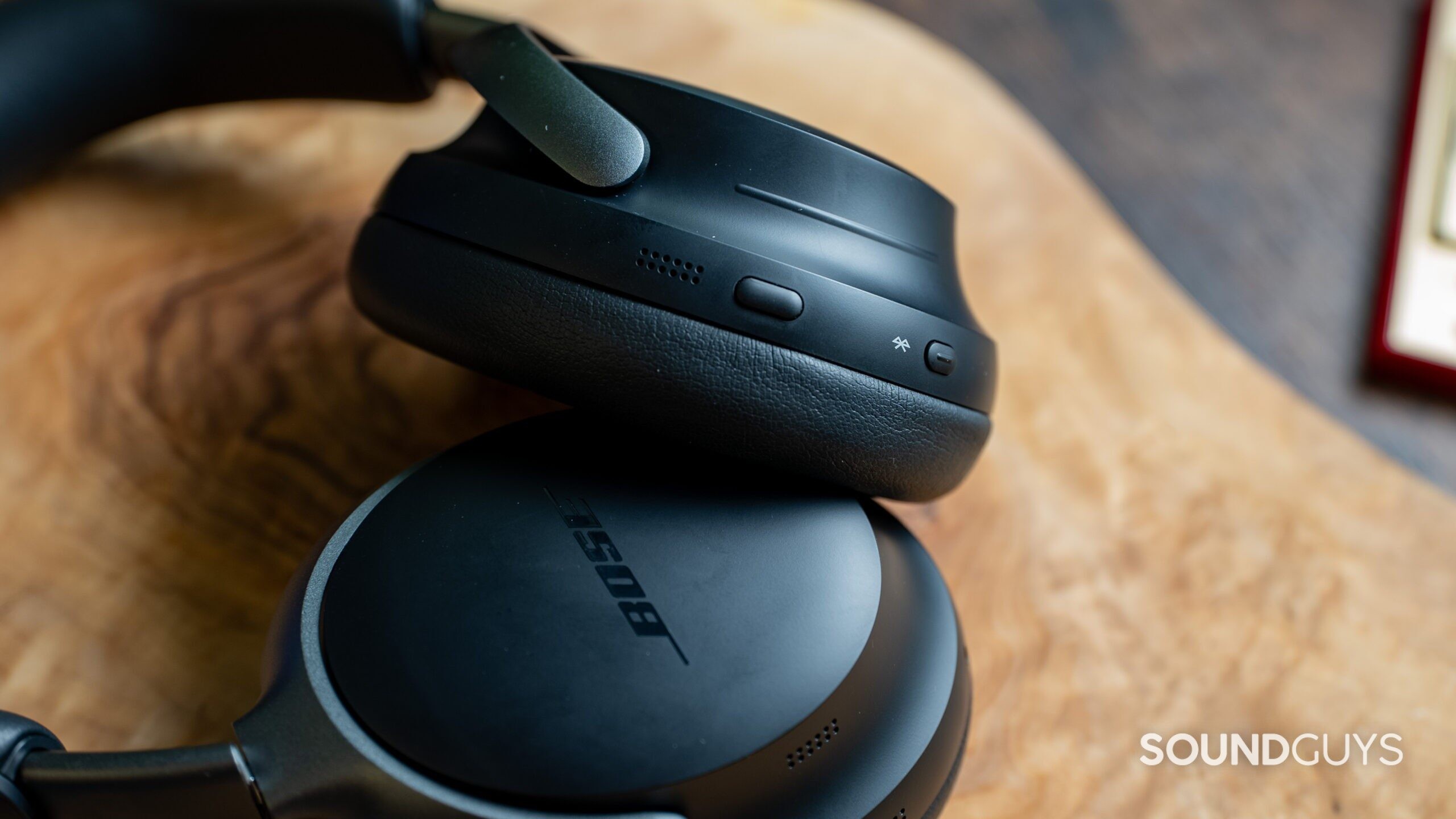 Bose Quietcomfort Ultra Headhones Buttons Image #1 The Bose QuietComfort Ultra Headphones have only two buttons to control calls and playback.