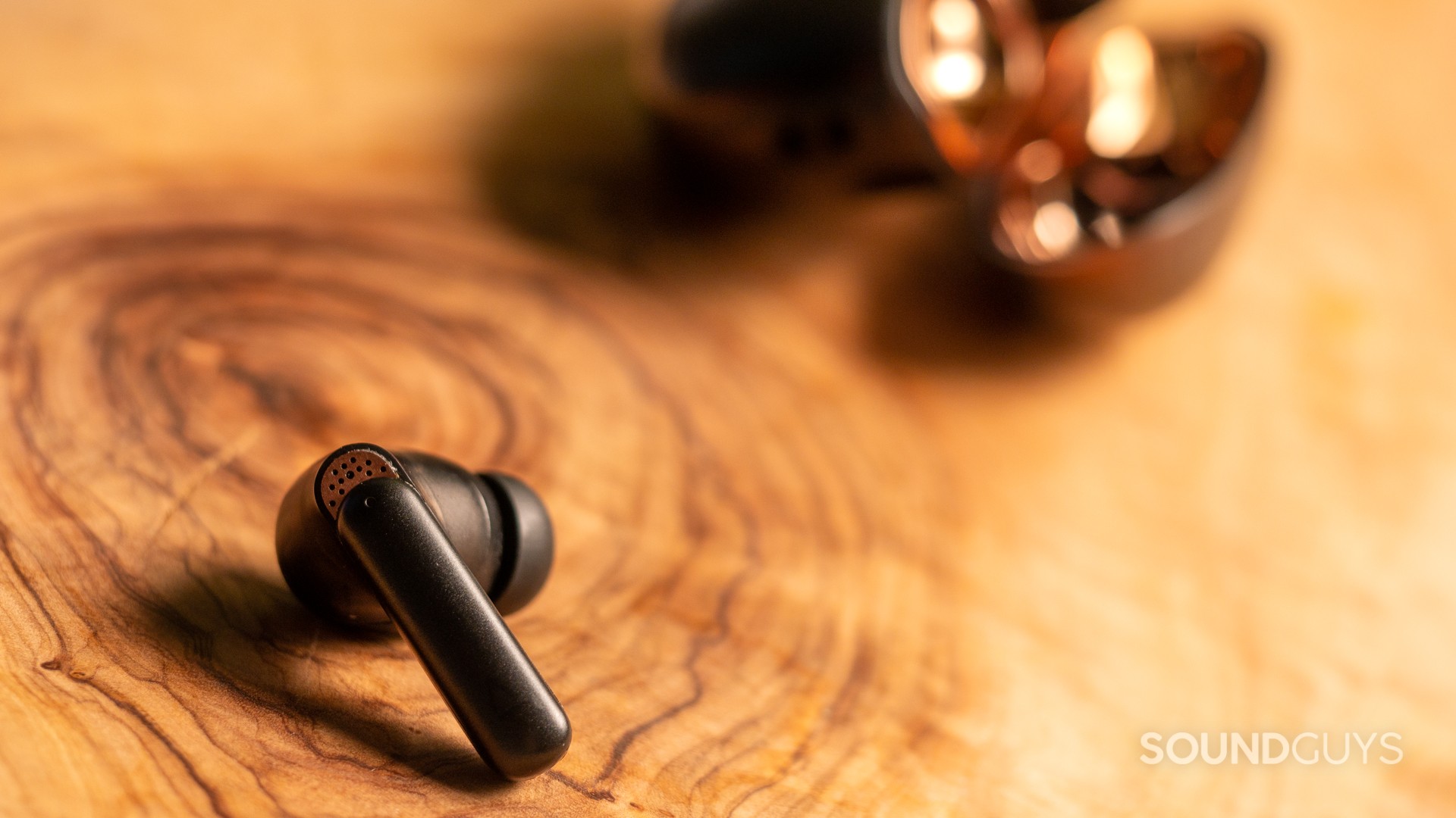 creative-aurvana-ace-2-bud-single Creative Aurvana Ace 2 earbud on a wood table.