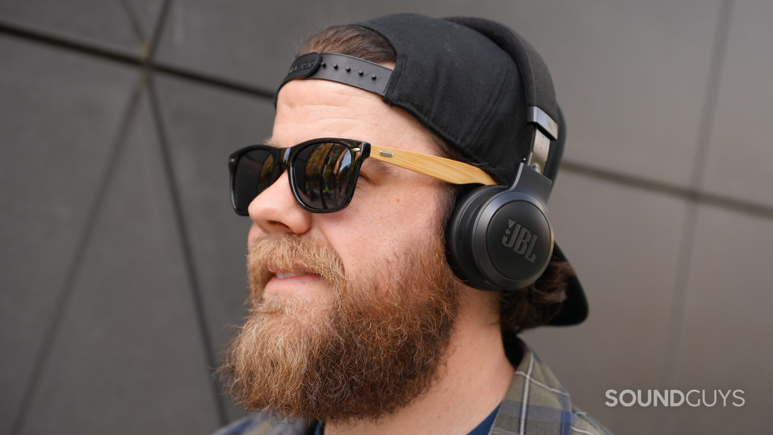 Dave wearing the JBL Live 670NC A man wearing the JBL Livew 670NC headphones and sunglasses looking happy