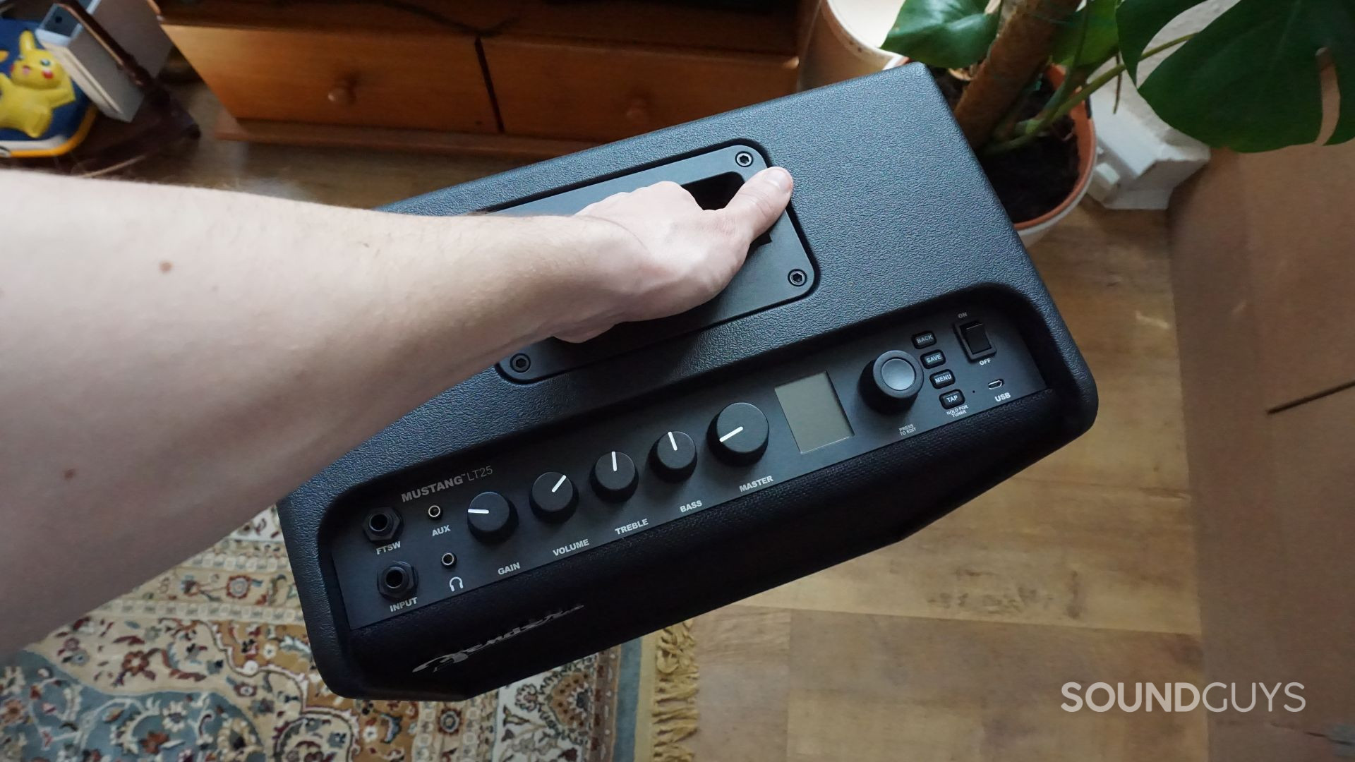 Fender-Mustang-LT25-handle Weighing just 5.8kg, the Fender Mustang LT25 is easily transportable by hand