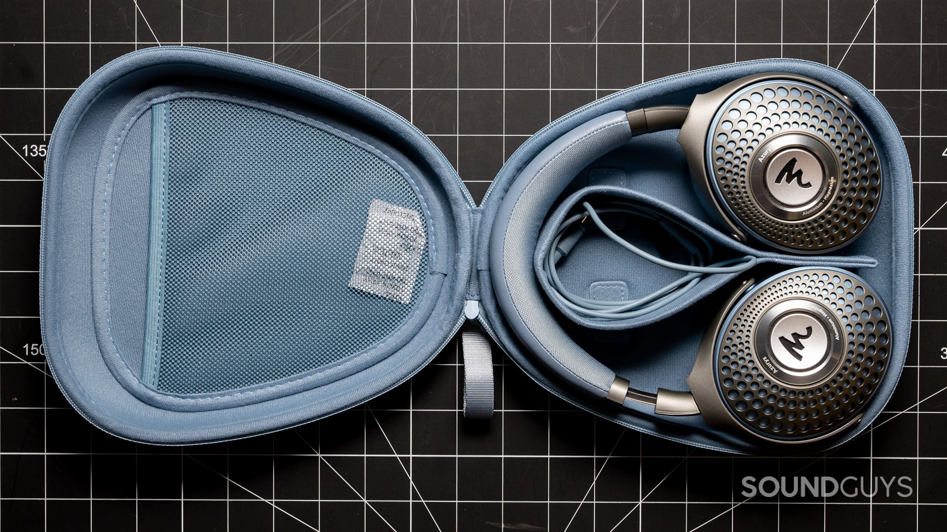 focal-azurys-case A photo of the Focal Azurys in their case.