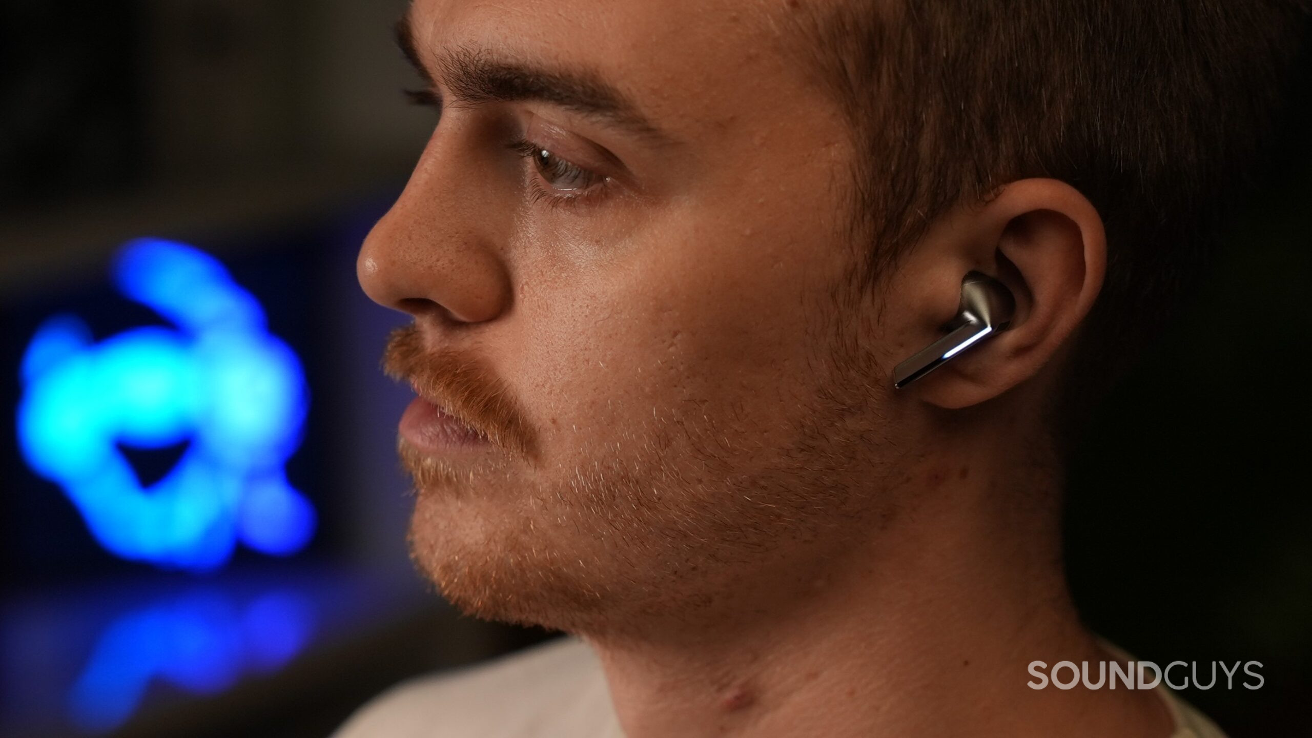 Galaxy Buds3 Pro blade lights A man wearing the Galaxy Buds3 Pro