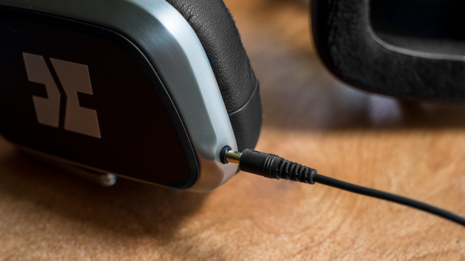 hifiman-edition-s-connection A photo of the HiFiMan Edition S and its cable.