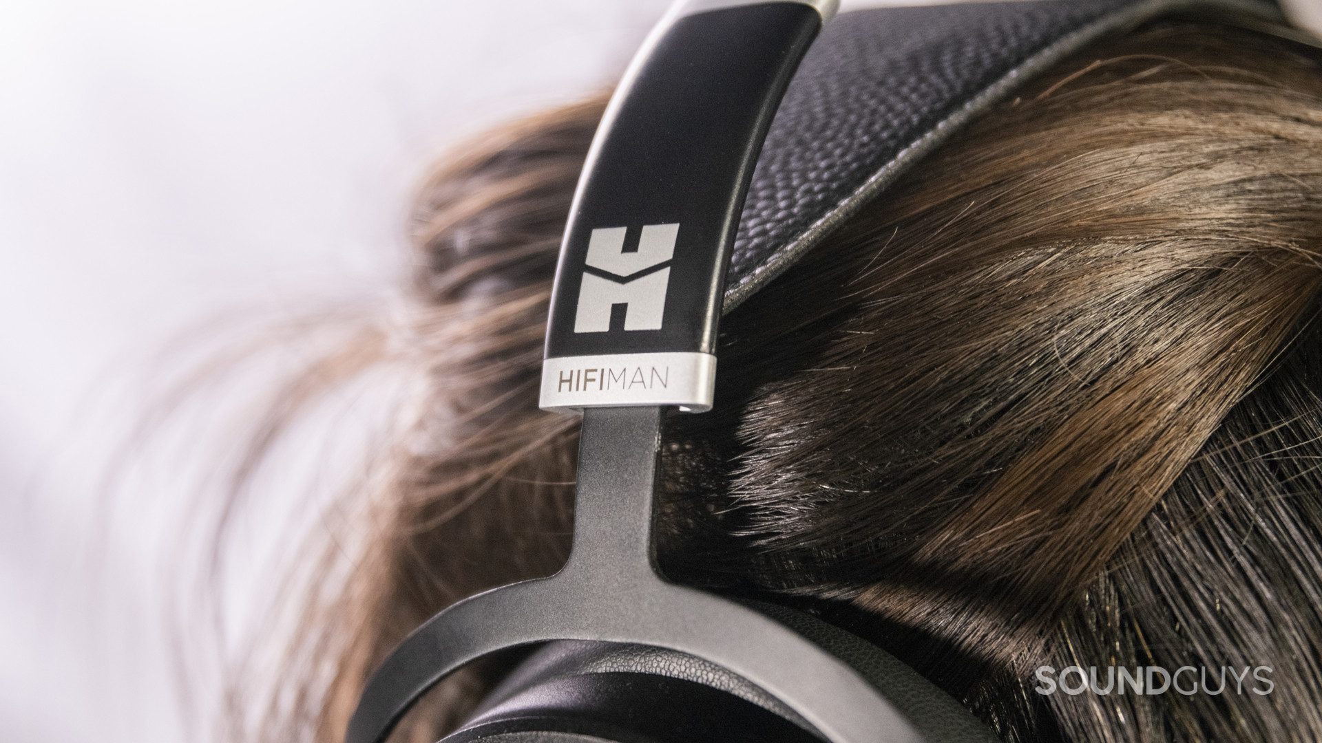hifiman-sundara-band-split The headband of the HiFiMan Sundara showing off the company logo.