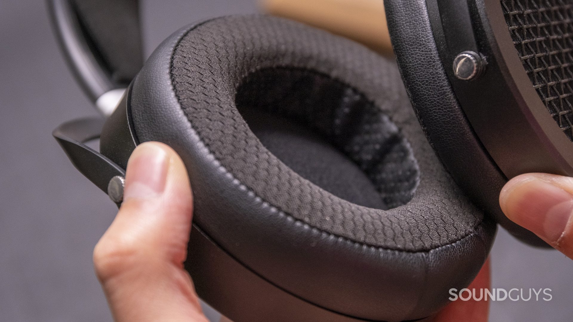 hifiman-sundara-pads-angle-2 A hand holds the HiFiMan Sundara mixed-material ear pads.