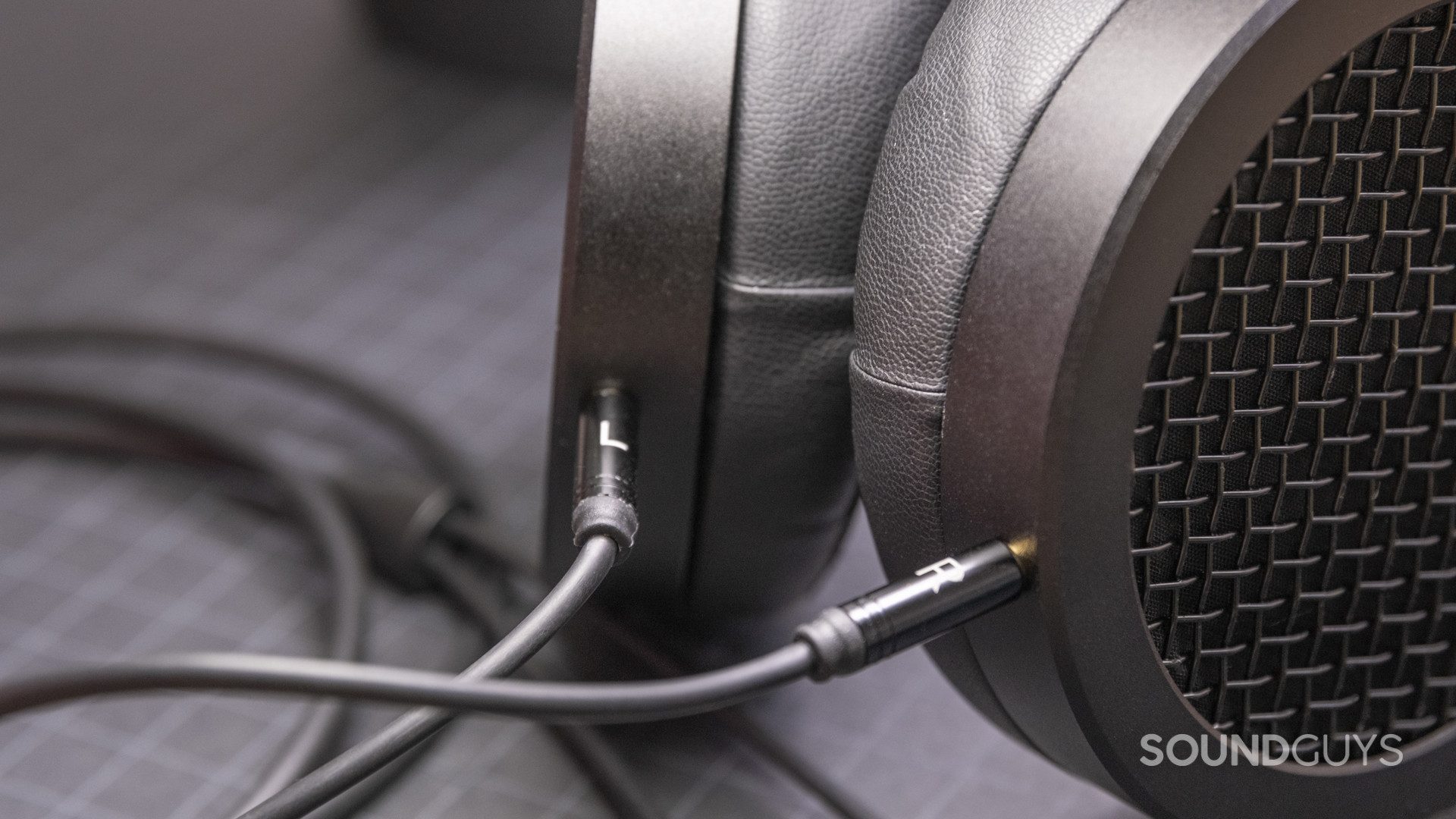 hifiman-sundara-y-split The Y-cable connects to the HiFiMan Sundara headphones.