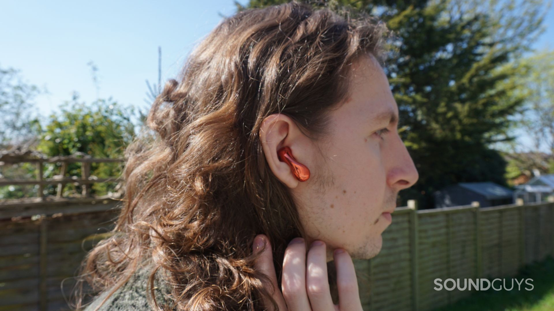 HUAWEI-FreeBuds-5-in-ear A photo of the HUAWEI FreeBuds 5 being worn.
