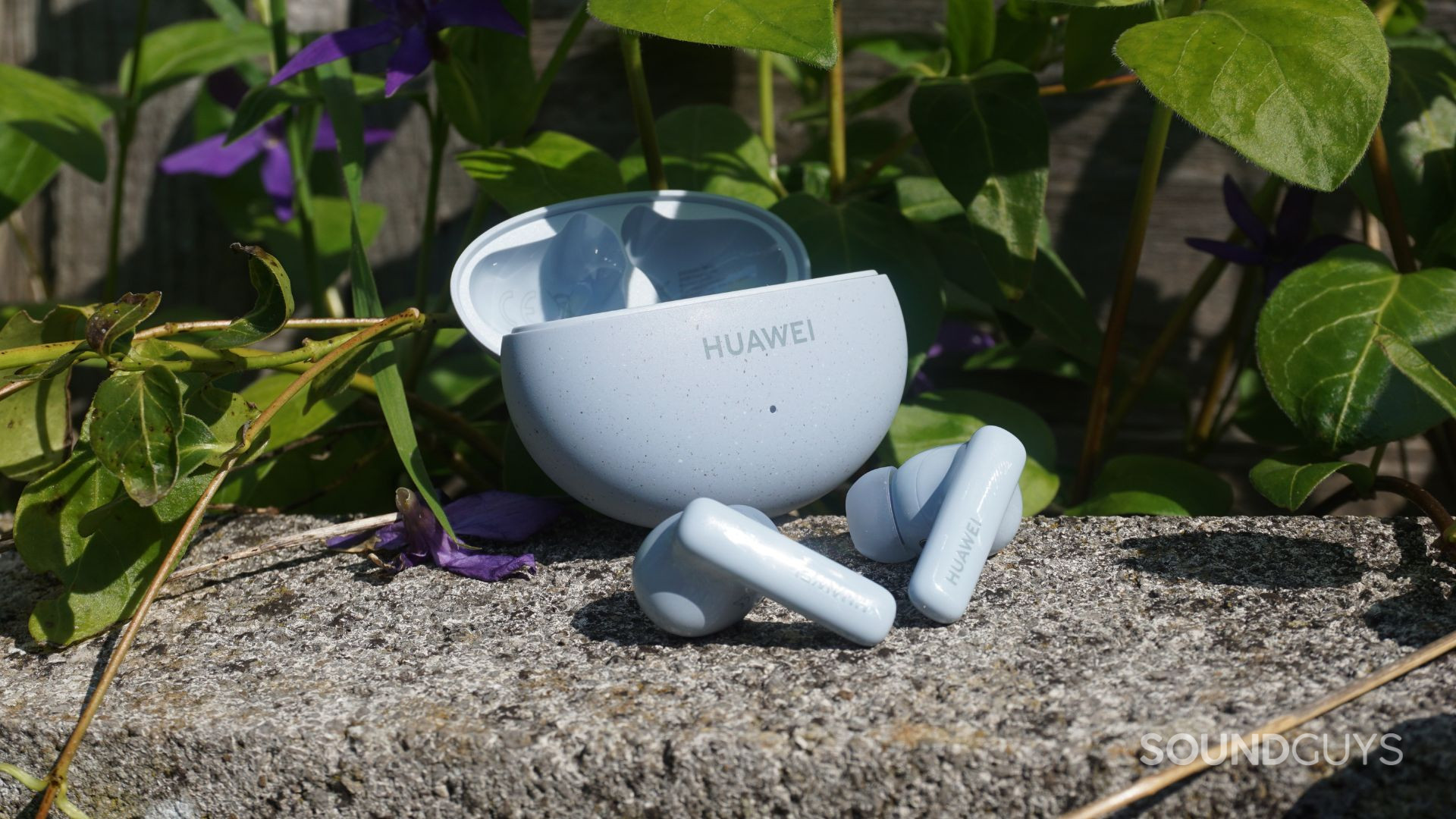 HUAWEI-FreeBuds-5i-and-charging-case