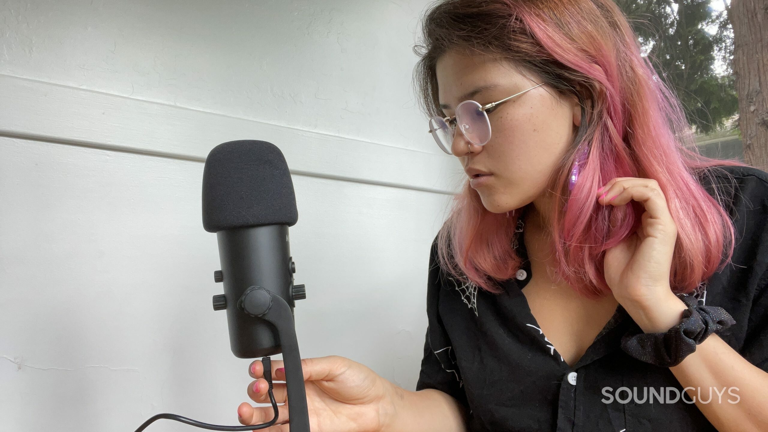 Movo UM700 USB Mic woman Woman using the Movo UM700.
