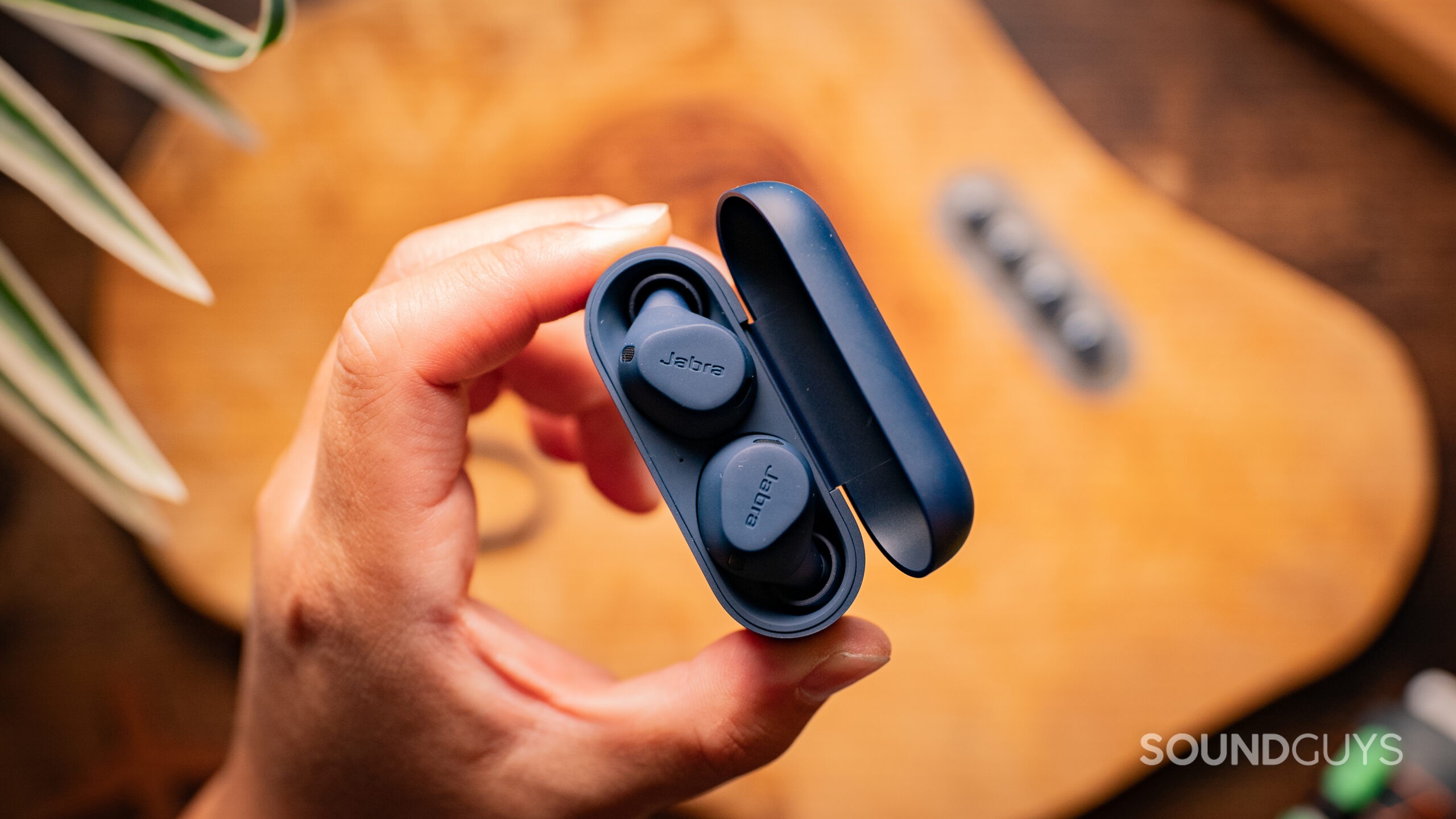 Jabra-Elite-8-Active-Featured-Image-#2 A hand holds the Jabra Elite 8 Active from a birdseye view showing the open case.