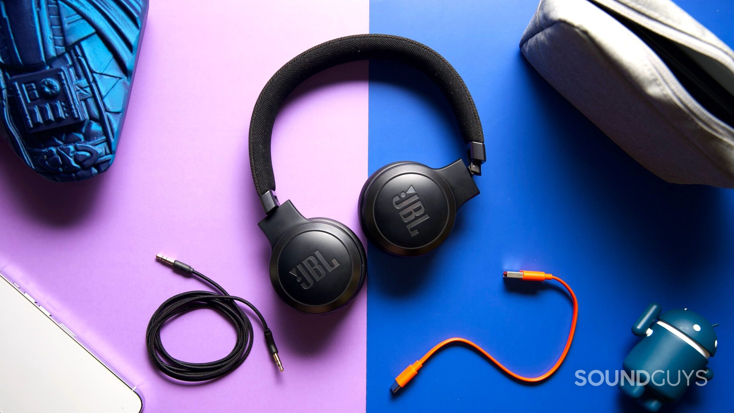 JBL Live 670NC 1 Top down view of the JBL Live 670NC headphones