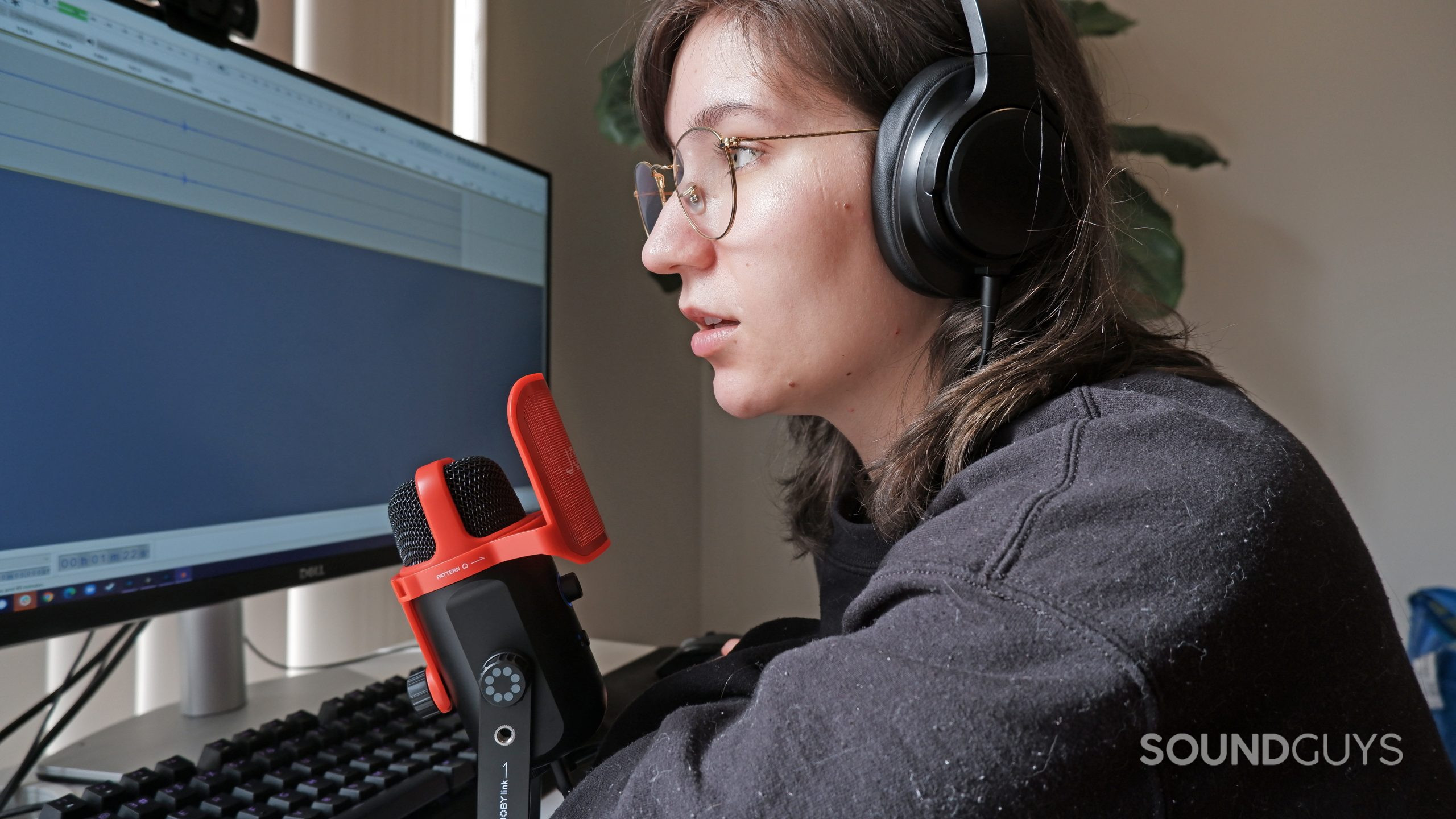 jobywavopodinuse The JOBY Wavo POD being used in front of a computer running Audacity.