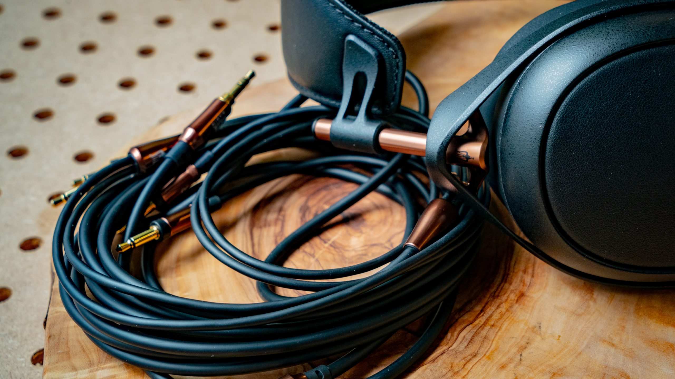 Meze Audio LIRIC Connector Band Image #1 A photo of the Meze Audio Liric's cable and band.