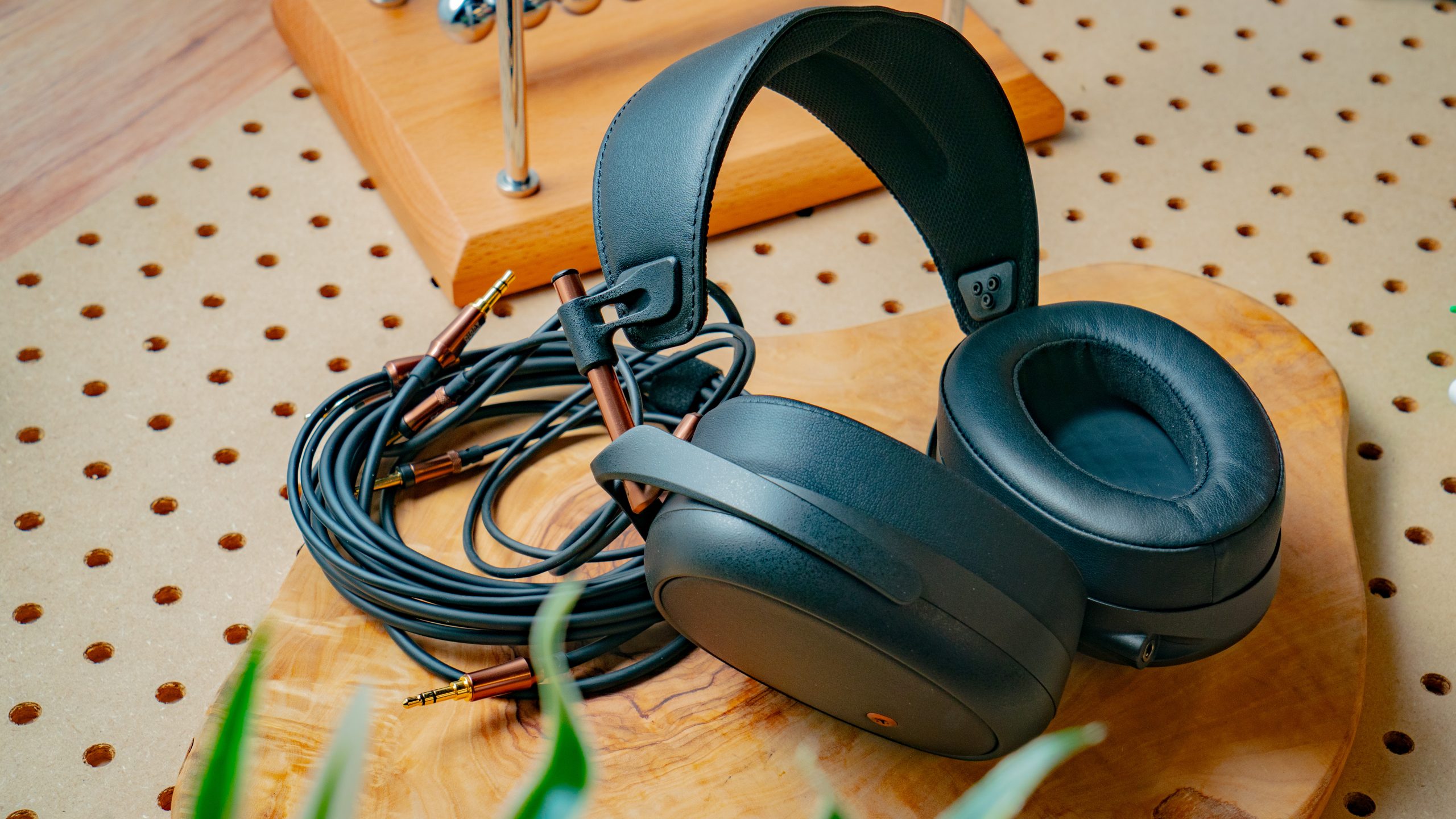 Meze Audio LIRIC Featured Image #3 A photo of the Meze Audio Liric sitting on top of its cable.
