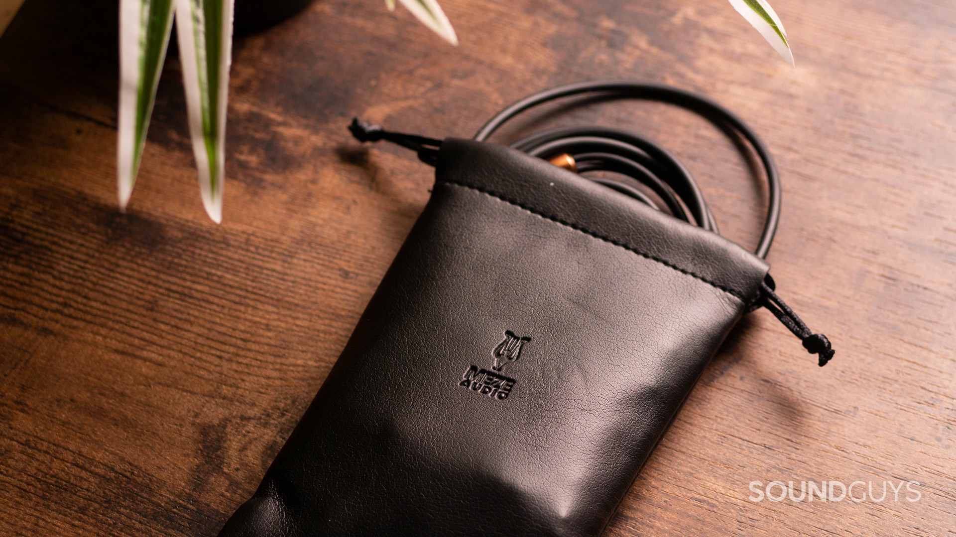meze-audio-liric-ii-pouch A photo of the leather puch included with the Meze Audio Liric (2nd Generation).