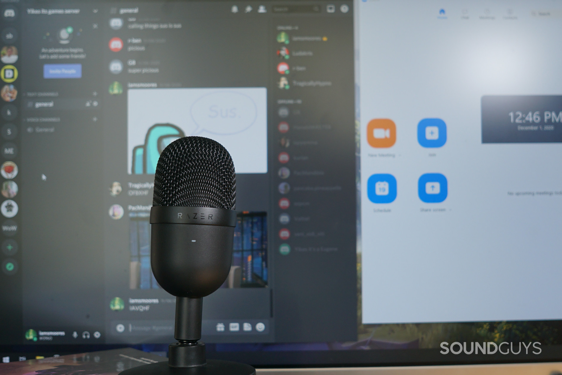Razer Seiren Mini Discord Zoom Razer Seiren Mini against a background of a computer with Discord and Zoom displayed on the monitor.