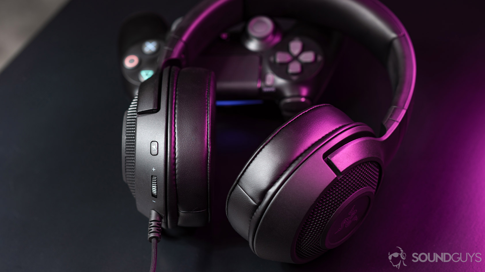 Razer_Kraken X-3_headphones buttons PS4 controller The back of the headset with the buttons and controls on display.