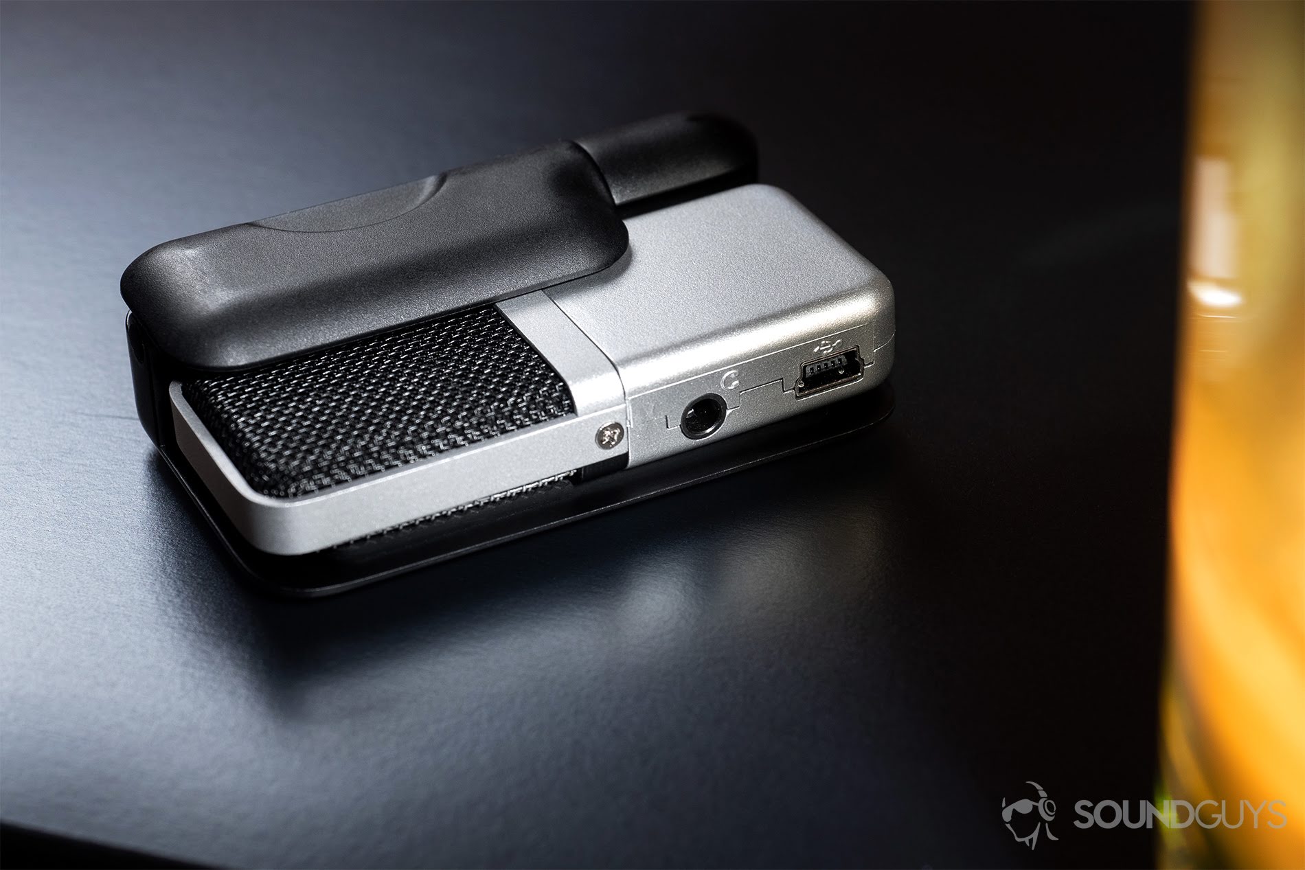 Samson_Go Mic-2 Samson Go Mic: The microphone sheathed in the clip-on base.