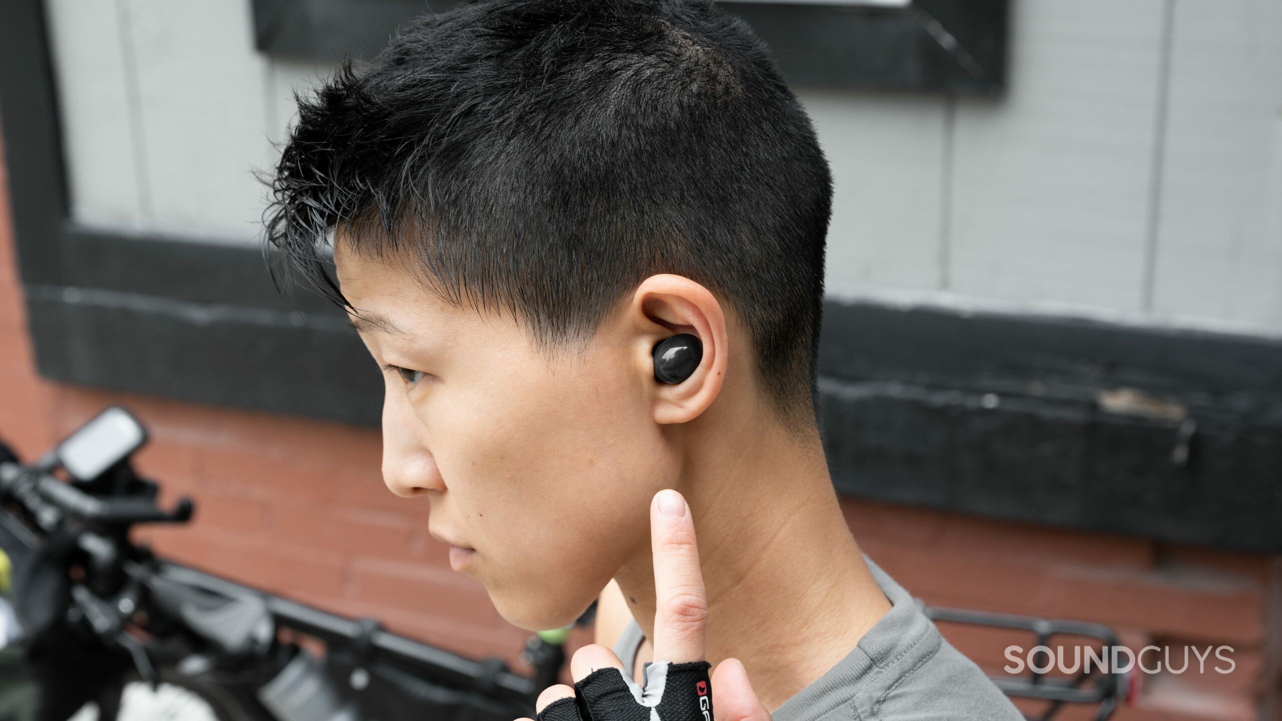 Samsung Galaxy Buds 2-noise canceling true wireless- (1) A woman wears the Samsung Galaxy Buds 2 noise canceling true wireless earbuds.