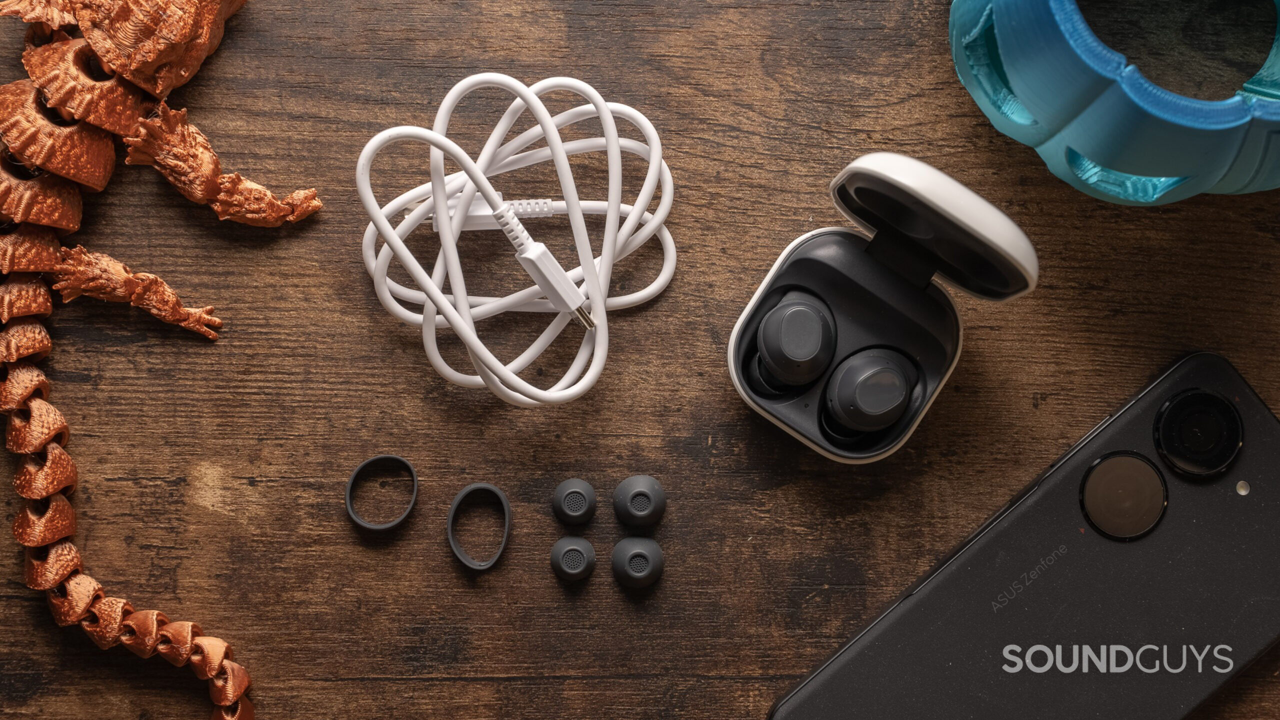 Samsung-Galaxy-Buds-FE-Box-Contents-Ear-Tips-Cable The packaging contents of the Samsung Galaxy Buds FE.