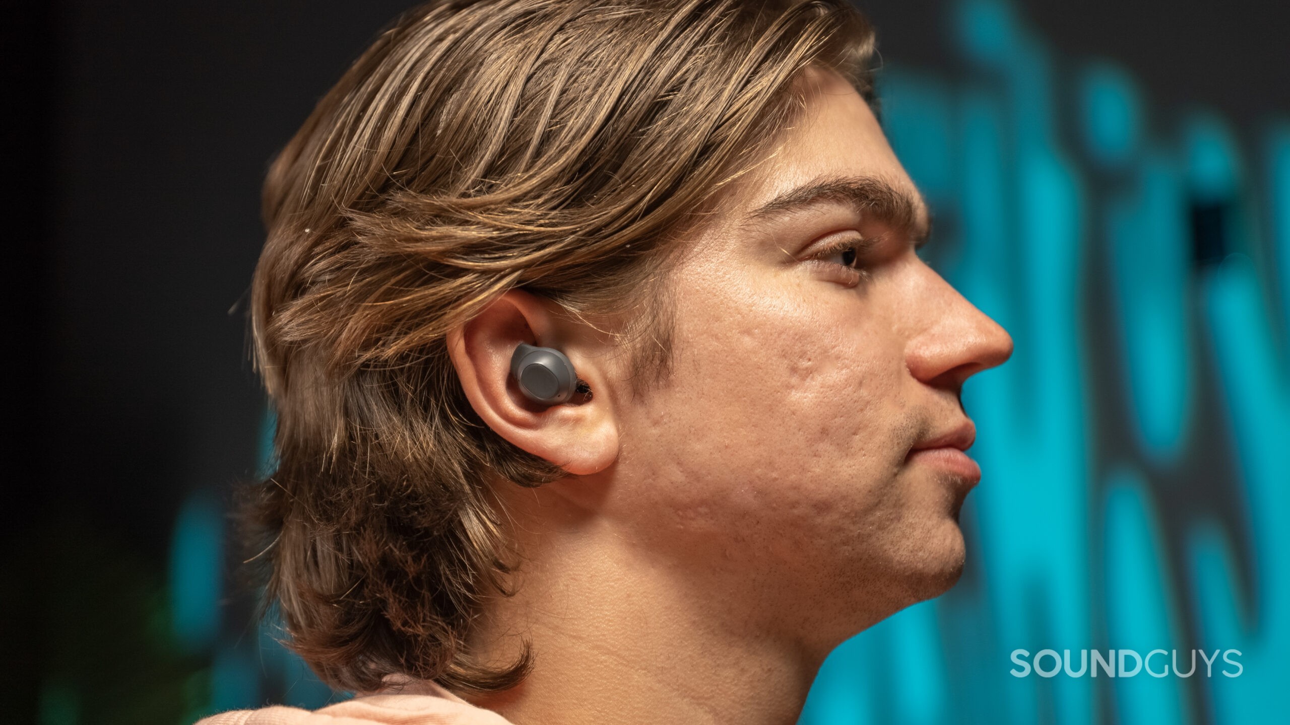 Samsung-Galaxy-Buds-FE-Person-Wearing-Right The Samsung Galaxy Buds FE being worn by a man with longer hair.