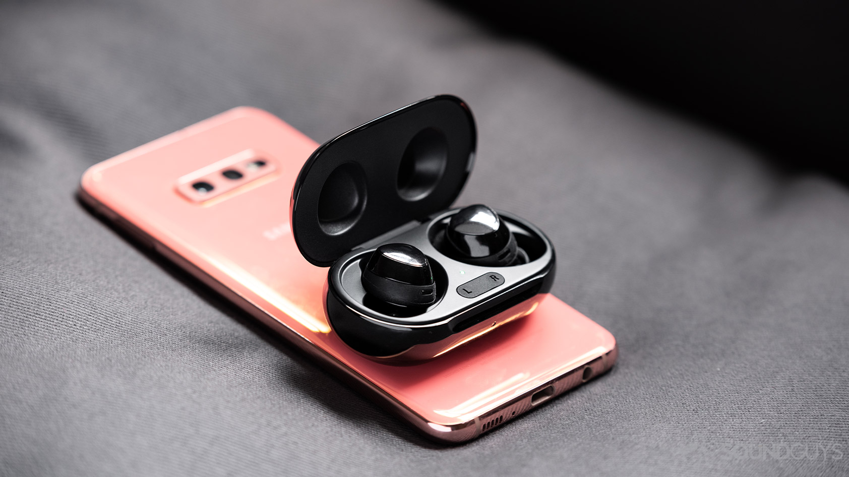 Samsung Galaxy Buds Plus-true wireless charging case PowerShare S10e-2 A picture of the Samsung Galaxy Buds Plus true wireless earbuds on top of a Samsung Galaxy S10e smartphone in flamingo pink.