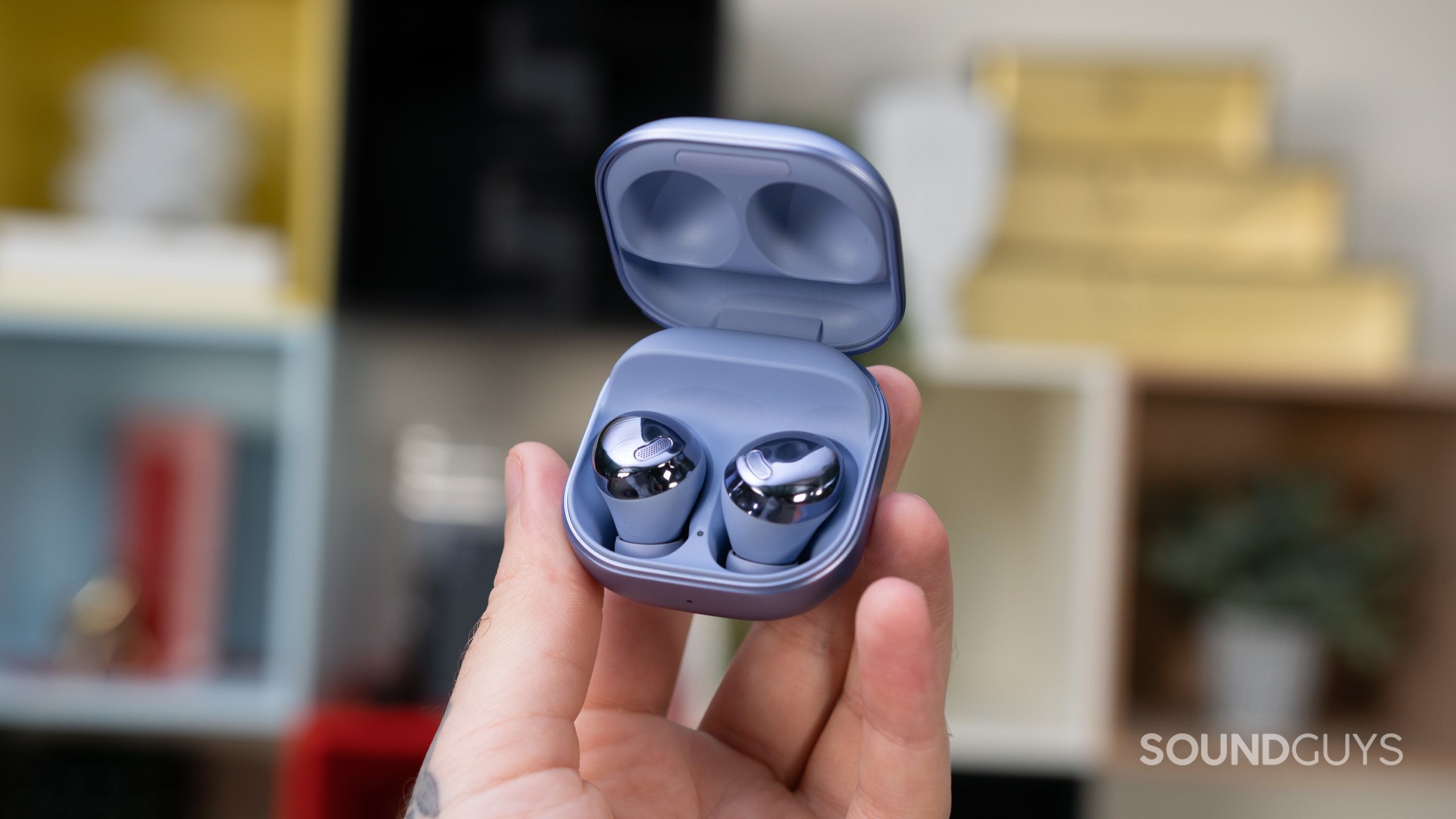 Samsung Galaxy Buds Pro_10 Man holding up the open charging case for the Samsung Galaxy Buds Pro.