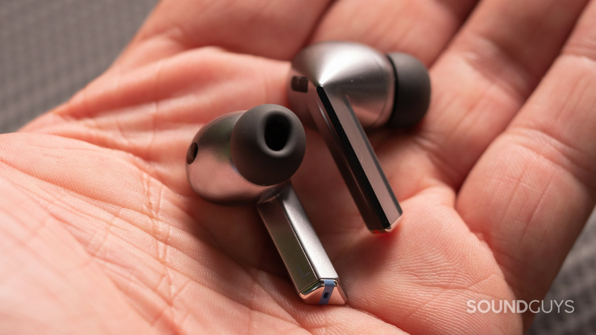samsung-galaxy-buds3-pro-hand A photo of the Samsung Galaxy Buds3 Pro being held in a man's hand.