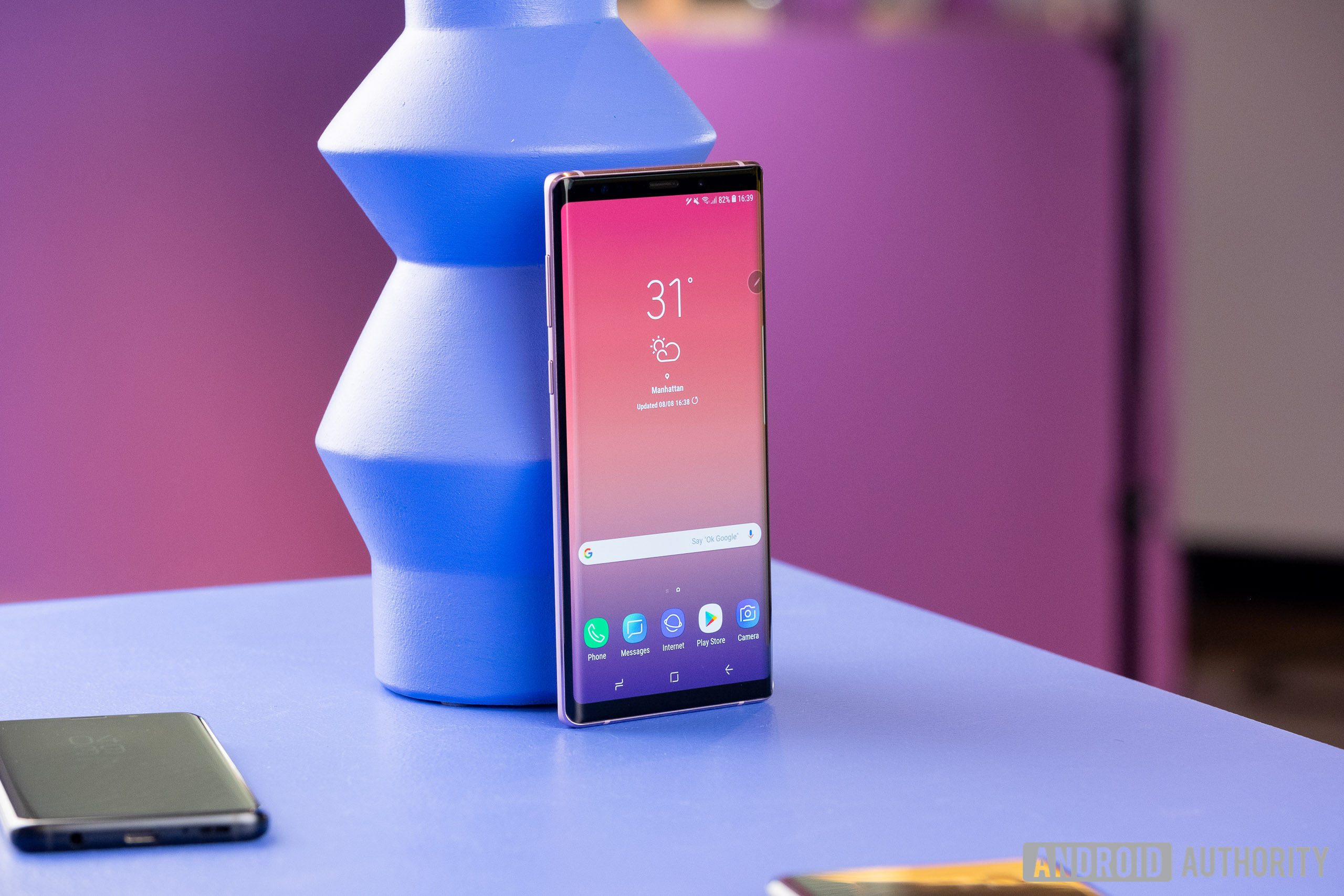 Samsung-Galaxy-Note-9-Hands-On-12 A picture of the Samsung Galaxy Note 9 against a geometric blue object.
