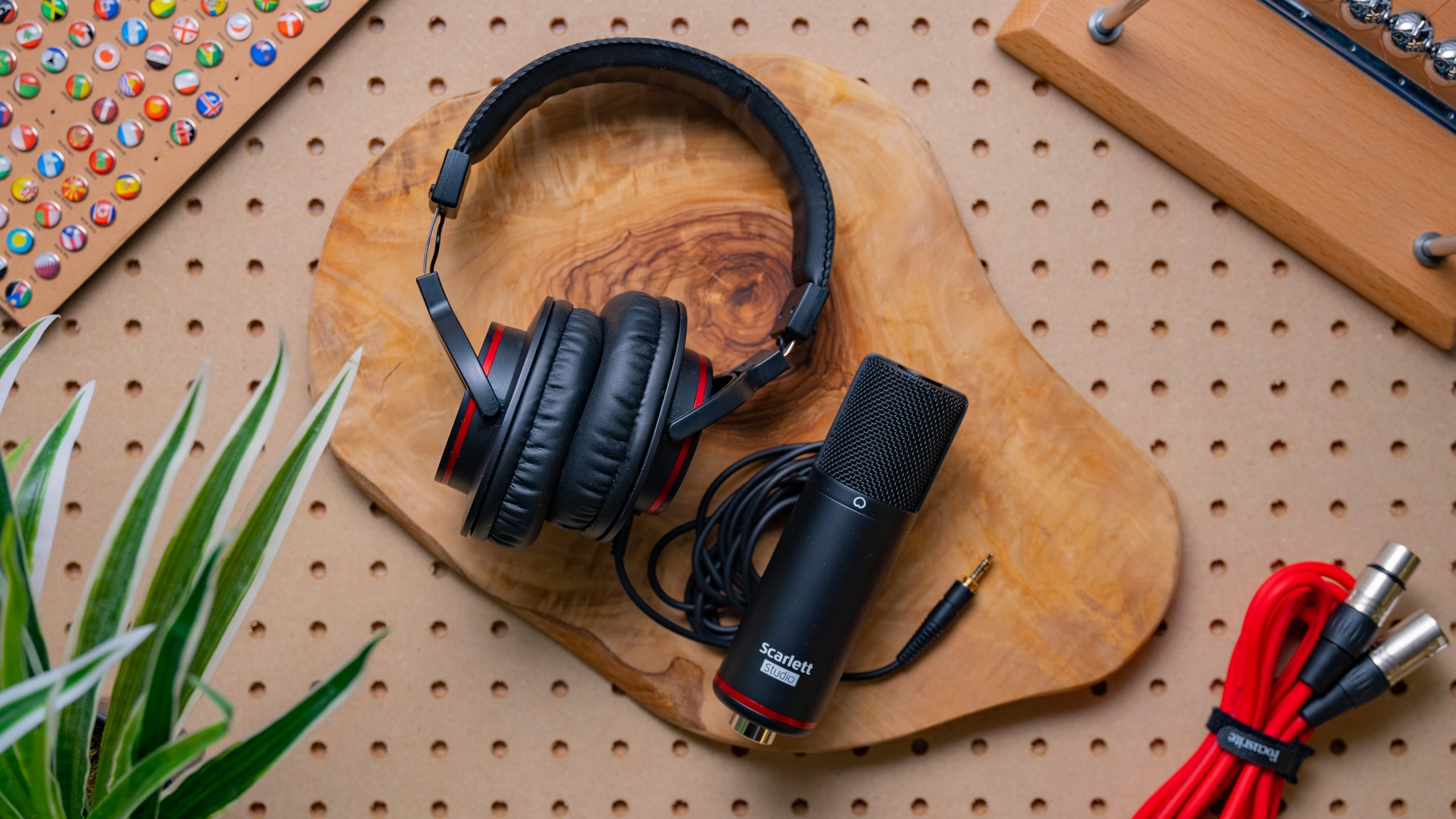 Scarlett Headphone + Microphone Featured Image #2 The Focusrite Scarlett HP60 MkIII headphones and Focusrite Scarlett